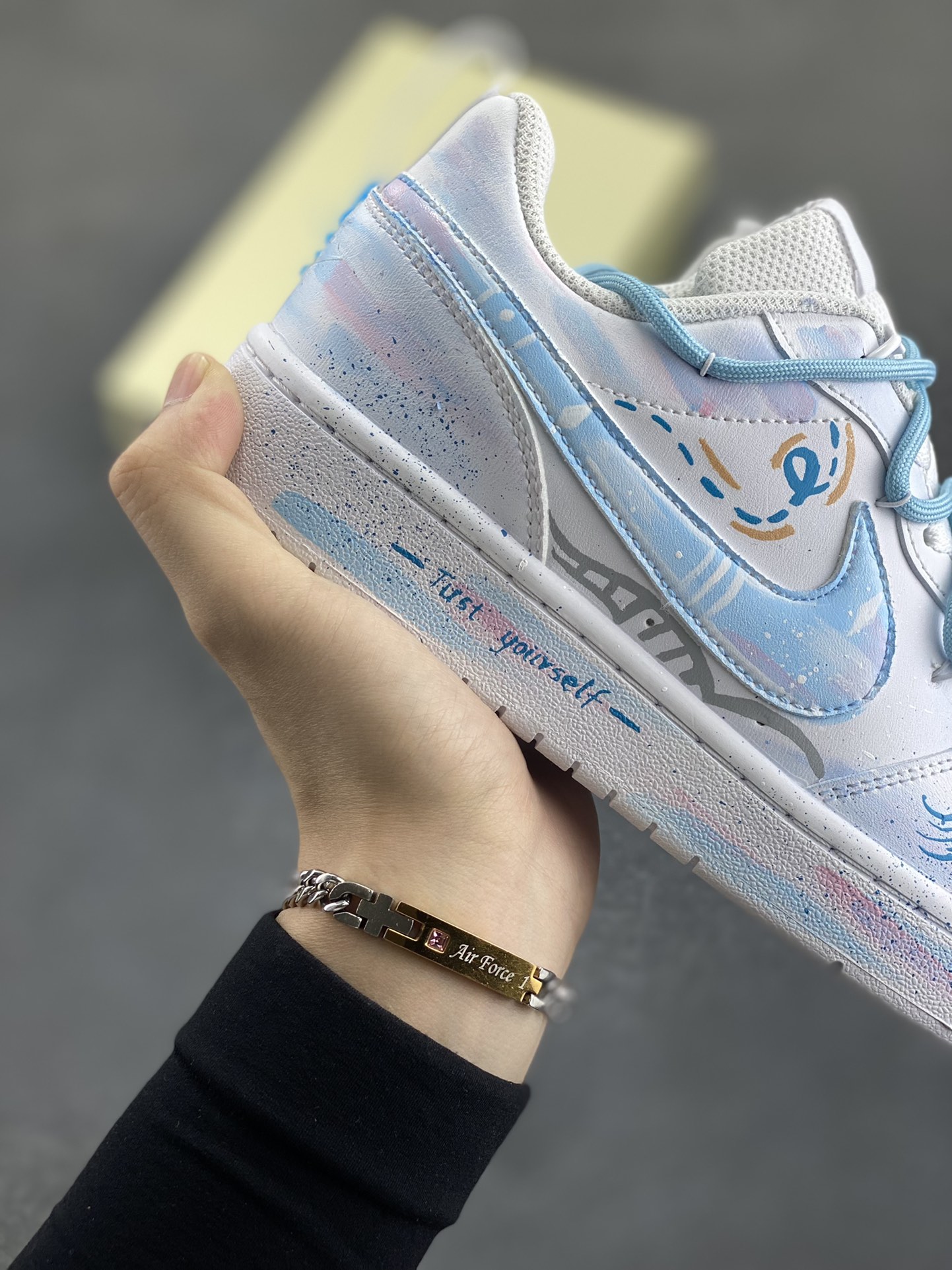 图片[6]-Nike Court Borough☁ “蓝影逸姿”☁解构手绘 潮流简约低帮板鞋 在光与影交织的梦幻之境，“蓝影逸姿”翩然降临。那是一抹灵动的蓝，恰似深海中最神秘的宝藏，又仿若夜空中最幽远的星辰，深邃而迷人。蓝色的光影如纱般轻柔，肆意舞动，时而勾勒出缥缈的云雾，时而幻化成灵动的飞鸟，在空间里留下如梦似幻的轨迹 货号：BQ5448-215 尺码：36 36.5 37.5 38 38.5 39 40 40.5 41 42 42.5 43 44 44.5 45-选品中心