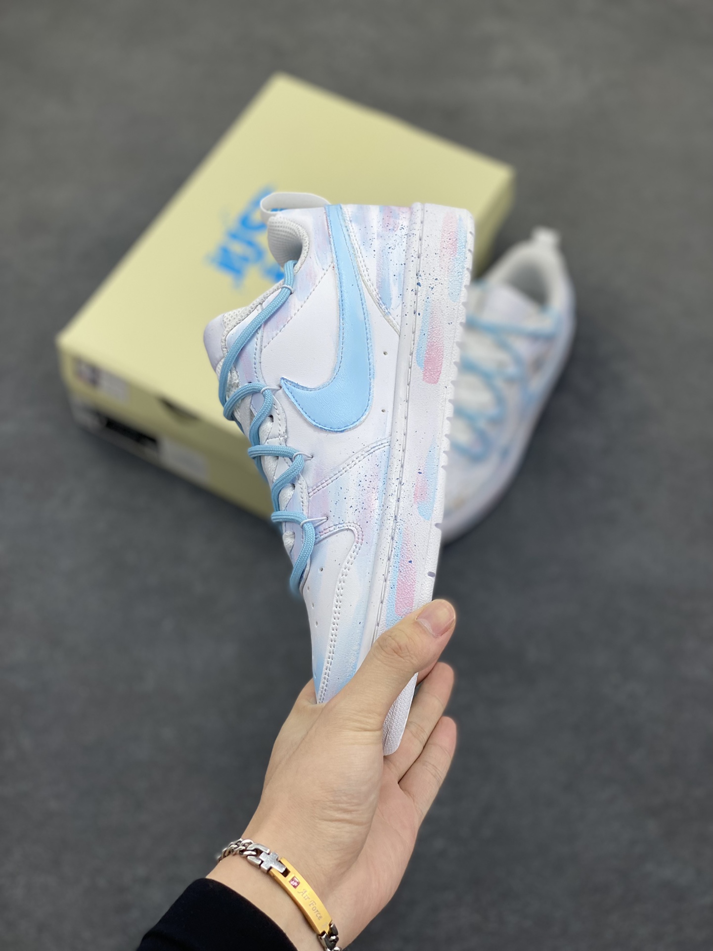 图片[3]-Nike Court Borough☁ “蓝影逸姿”☁解构手绘 潮流简约低帮板鞋 在光与影交织的梦幻之境，“蓝影逸姿”翩然降临。那是一抹灵动的蓝，恰似深海中最神秘的宝藏，又仿若夜空中最幽远的星辰，深邃而迷人。蓝色的光影如纱般轻柔，肆意舞动，时而勾勒出缥缈的云雾，时而幻化成灵动的飞鸟，在空间里留下如梦似幻的轨迹 货号：BQ5448-215 尺码：36 36.5 37.5 38 38.5 39 40 40.5 41 42 42.5 43 44 44.5 45-选品中心