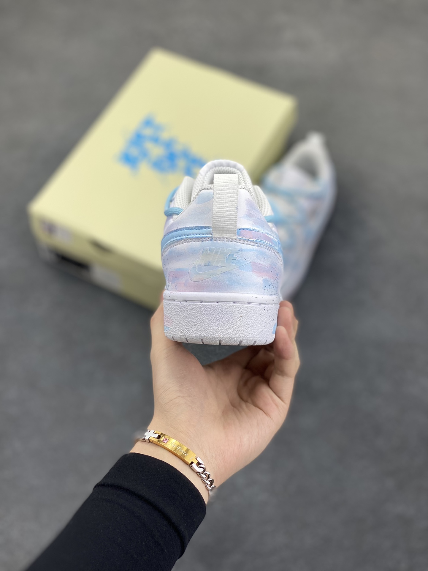 图片[4]-Nike Court Borough☁ “蓝影逸姿”☁解构手绘 潮流简约低帮板鞋 在光与影交织的梦幻之境，“蓝影逸姿”翩然降临。那是一抹灵动的蓝，恰似深海中最神秘的宝藏，又仿若夜空中最幽远的星辰，深邃而迷人。蓝色的光影如纱般轻柔，肆意舞动，时而勾勒出缥缈的云雾，时而幻化成灵动的飞鸟，在空间里留下如梦似幻的轨迹 货号：BQ5448-215 尺码：36 36.5 37.5 38 38.5 39 40 40.5 41 42 42.5 43 44 44.5 45-选品中心