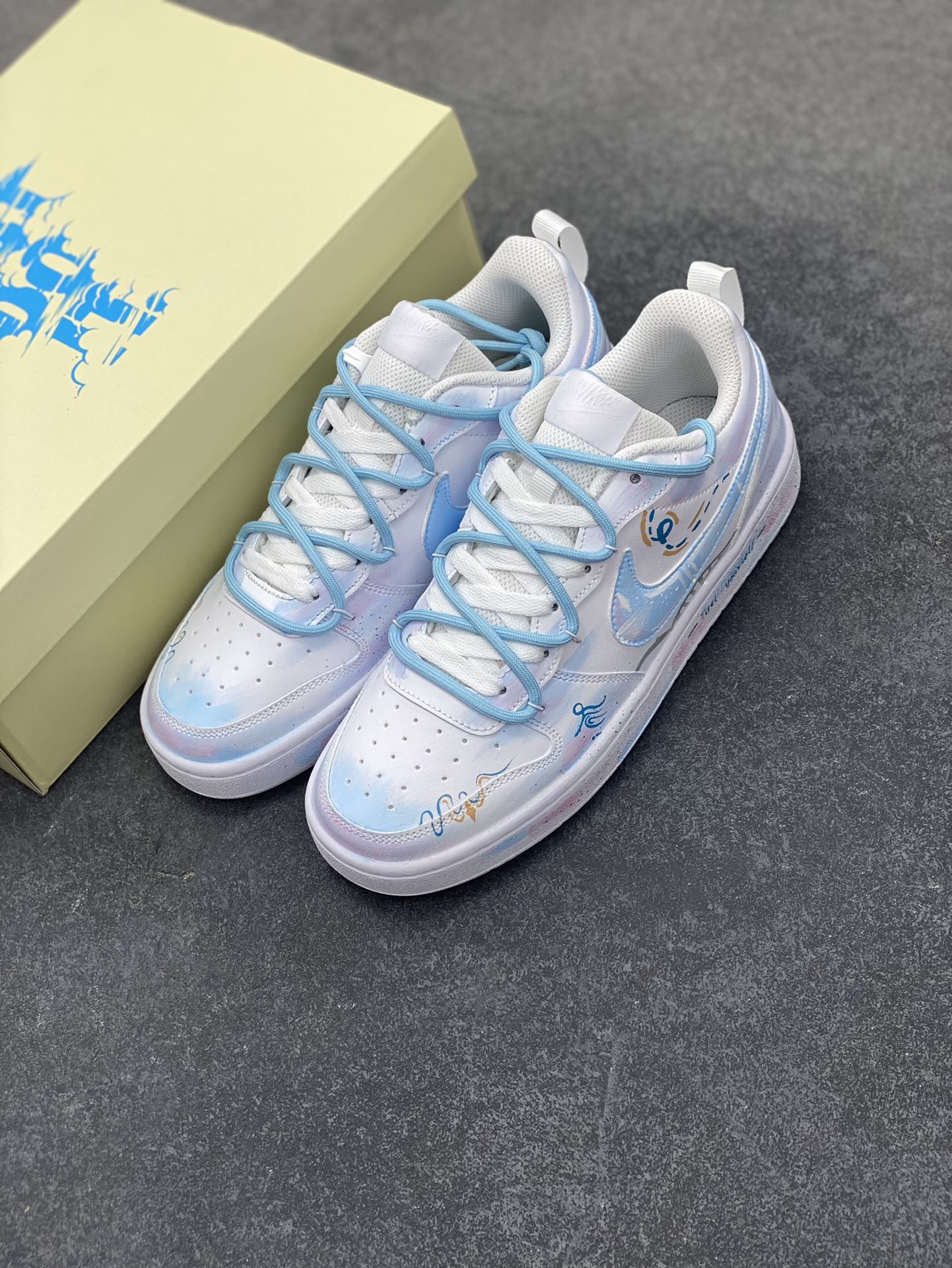 图片[8]-Nike Court Borough☁ “蓝影逸姿”☁解构手绘 潮流简约低帮板鞋 在光与影交织的梦幻之境，“蓝影逸姿”翩然降临。那是一抹灵动的蓝，恰似深海中最神秘的宝藏，又仿若夜空中最幽远的星辰，深邃而迷人。蓝色的光影如纱般轻柔，肆意舞动，时而勾勒出缥缈的云雾，时而幻化成灵动的飞鸟，在空间里留下如梦似幻的轨迹 货号：BQ5448-215 尺码：36 36.5 37.5 38 38.5 39 40 40.5 41 42 42.5 43 44 44.5 45-选品中心