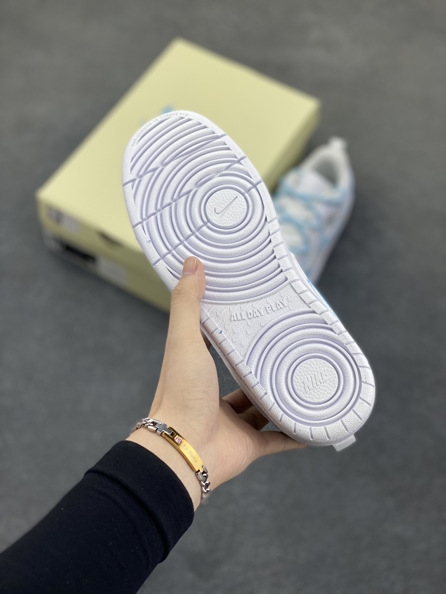 图片[5]-Nike Court Borough☁ “蓝影逸姿”☁解构手绘 潮流简约低帮板鞋 在光与影交织的梦幻之境，“蓝影逸姿”翩然降临。那是一抹灵动的蓝，恰似深海中最神秘的宝藏，又仿若夜空中最幽远的星辰，深邃而迷人。蓝色的光影如纱般轻柔，肆意舞动，时而勾勒出缥缈的云雾，时而幻化成灵动的飞鸟，在空间里留下如梦似幻的轨迹 货号：BQ5448-215 尺码：36 36.5 37.5 38 38.5 39 40 40.5 41 42 42.5 43 44 44.5 45-选品中心