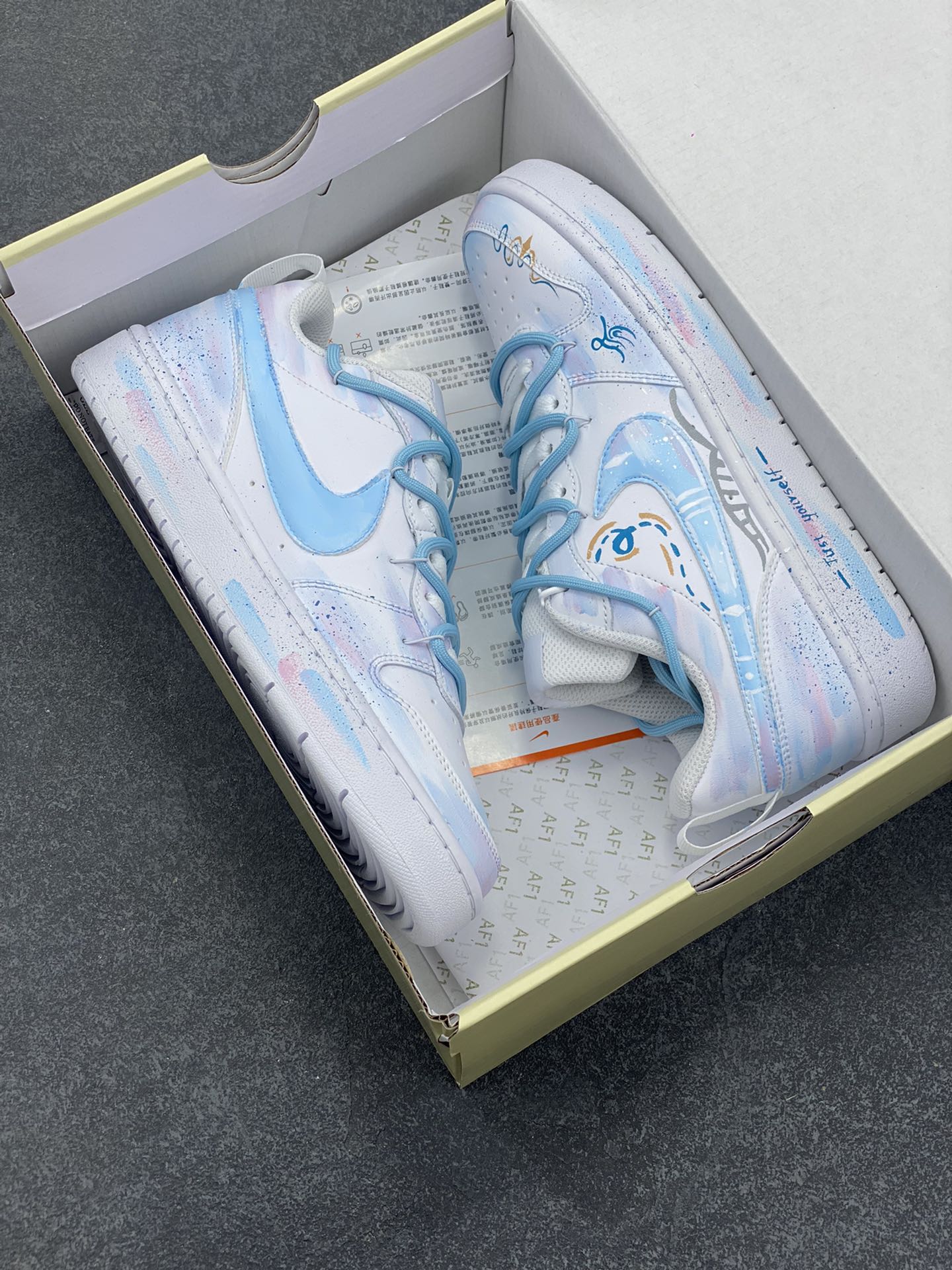 图片[9]-Nike Court Borough☁ “蓝影逸姿”☁解构手绘 潮流简约低帮板鞋 在光与影交织的梦幻之境，“蓝影逸姿”翩然降临。那是一抹灵动的蓝，恰似深海中最神秘的宝藏，又仿若夜空中最幽远的星辰，深邃而迷人。蓝色的光影如纱般轻柔，肆意舞动，时而勾勒出缥缈的云雾，时而幻化成灵动的飞鸟，在空间里留下如梦似幻的轨迹 货号：BQ5448-215 尺码：36 36.5 37.5 38 38.5 39 40 40.5 41 42 42.5 43 44 44.5 45-选品中心