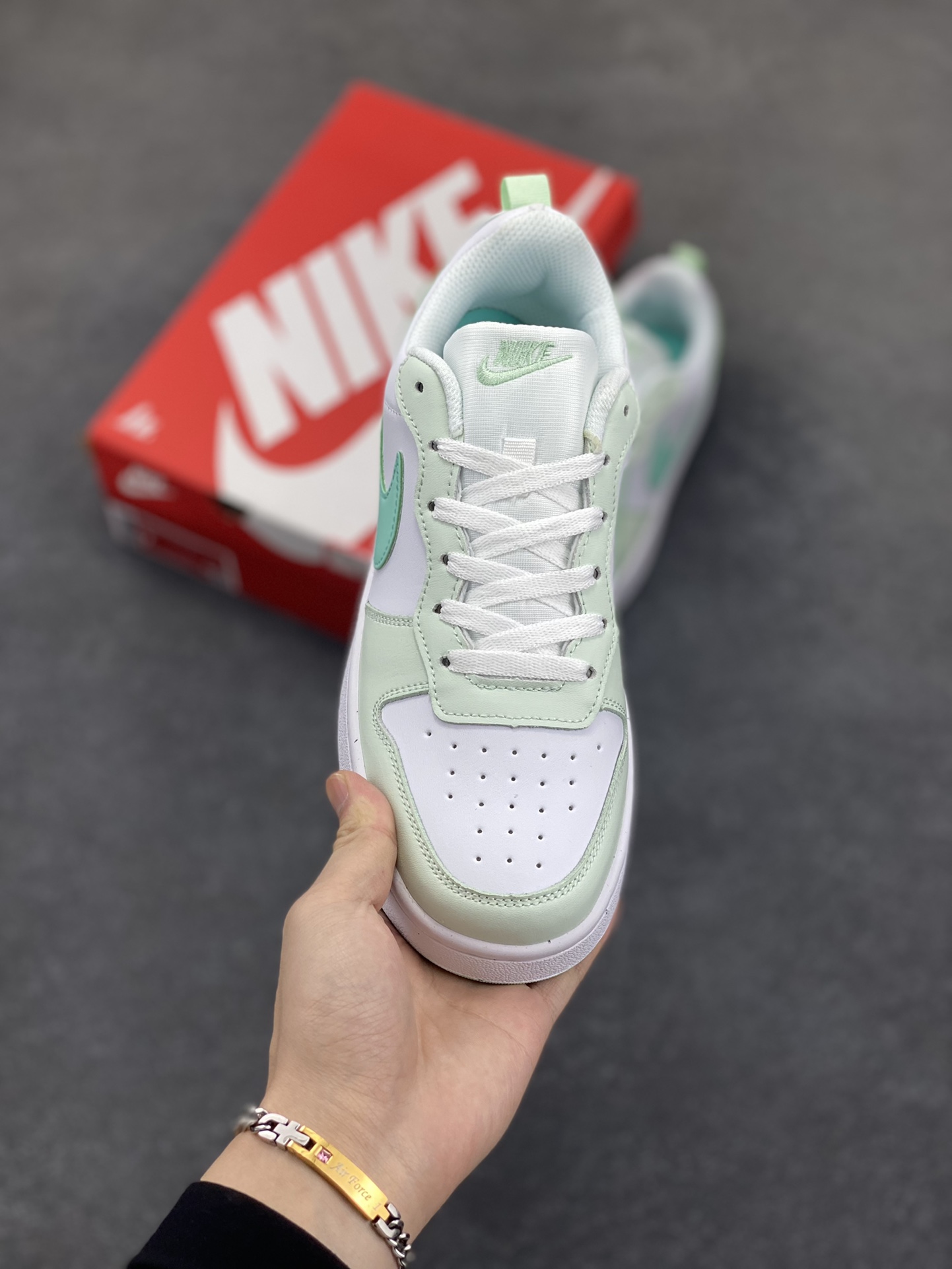 图片[2]-福利特价 Nike Court Borough Low 低帮百搭透气休闲运动板鞋男女鞋 经典耐用的设计，兼顾舒适脚感和出众风范，演绎匠心之作。结构性的支撑贴合感结合复古篮球设计，塑就场外全明星风范。 货号：FZ3539-100 尺码：36 36.5 37.5 38 38.5 39 40 40.5 41 42 42.5 43 44 45-选品中心