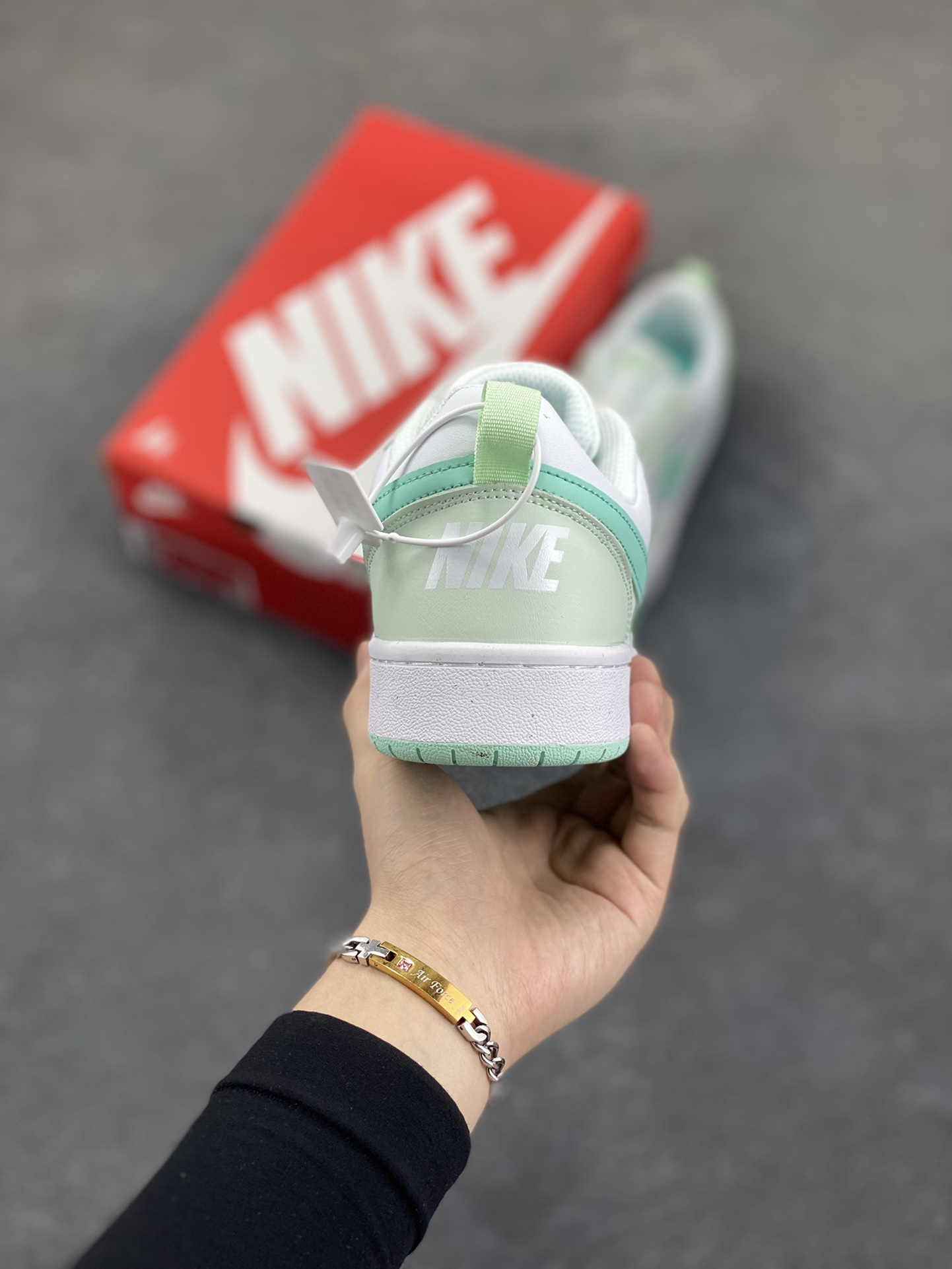 图片[4]-福利特价 Nike Court Borough Low 低帮百搭透气休闲运动板鞋男女鞋 经典耐用的设计，兼顾舒适脚感和出众风范，演绎匠心之作。结构性的支撑贴合感结合复古篮球设计，塑就场外全明星风范。 货号：FZ3539-100 尺码：36 36.5 37.5 38 38.5 39 40 40.5 41 42 42.5 43 44 45-选品中心