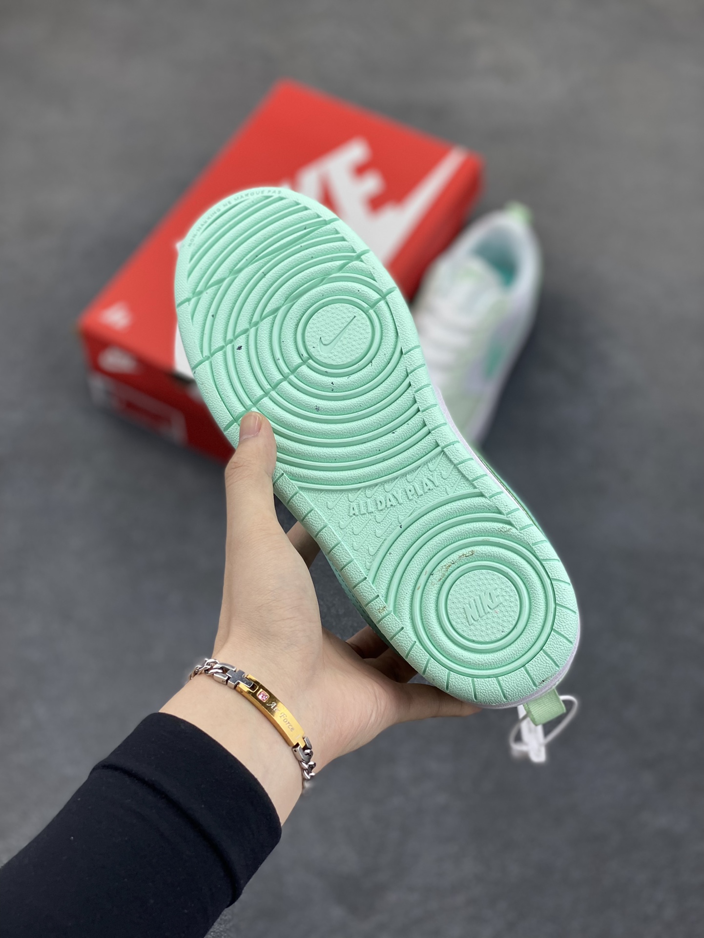 图片[5]-福利特价 Nike Court Borough Low 低帮百搭透气休闲运动板鞋男女鞋 经典耐用的设计，兼顾舒适脚感和出众风范，演绎匠心之作。结构性的支撑贴合感结合复古篮球设计，塑就场外全明星风范。 货号：FZ3539-100 尺码：36 36.5 37.5 38 38.5 39 40 40.5 41 42 42.5 43 44 45-选品中心