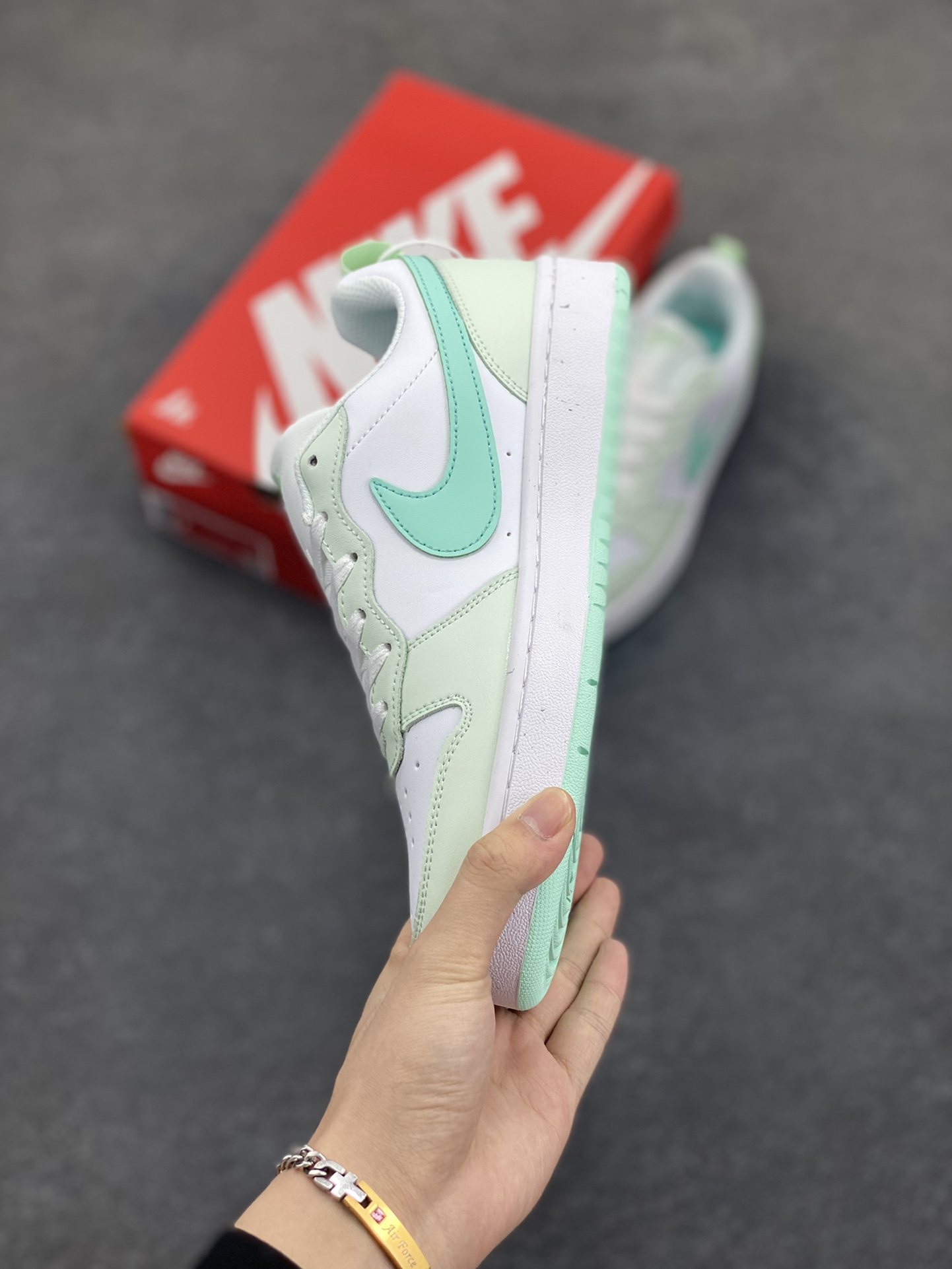 图片[3]-福利特价 Nike Court Borough Low 低帮百搭透气休闲运动板鞋男女鞋 经典耐用的设计，兼顾舒适脚感和出众风范，演绎匠心之作。结构性的支撑贴合感结合复古篮球设计，塑就场外全明星风范。 货号：FZ3539-100 尺码：36 36.5 37.5 38 38.5 39 40 40.5 41 42 42.5 43 44 45-选品中心