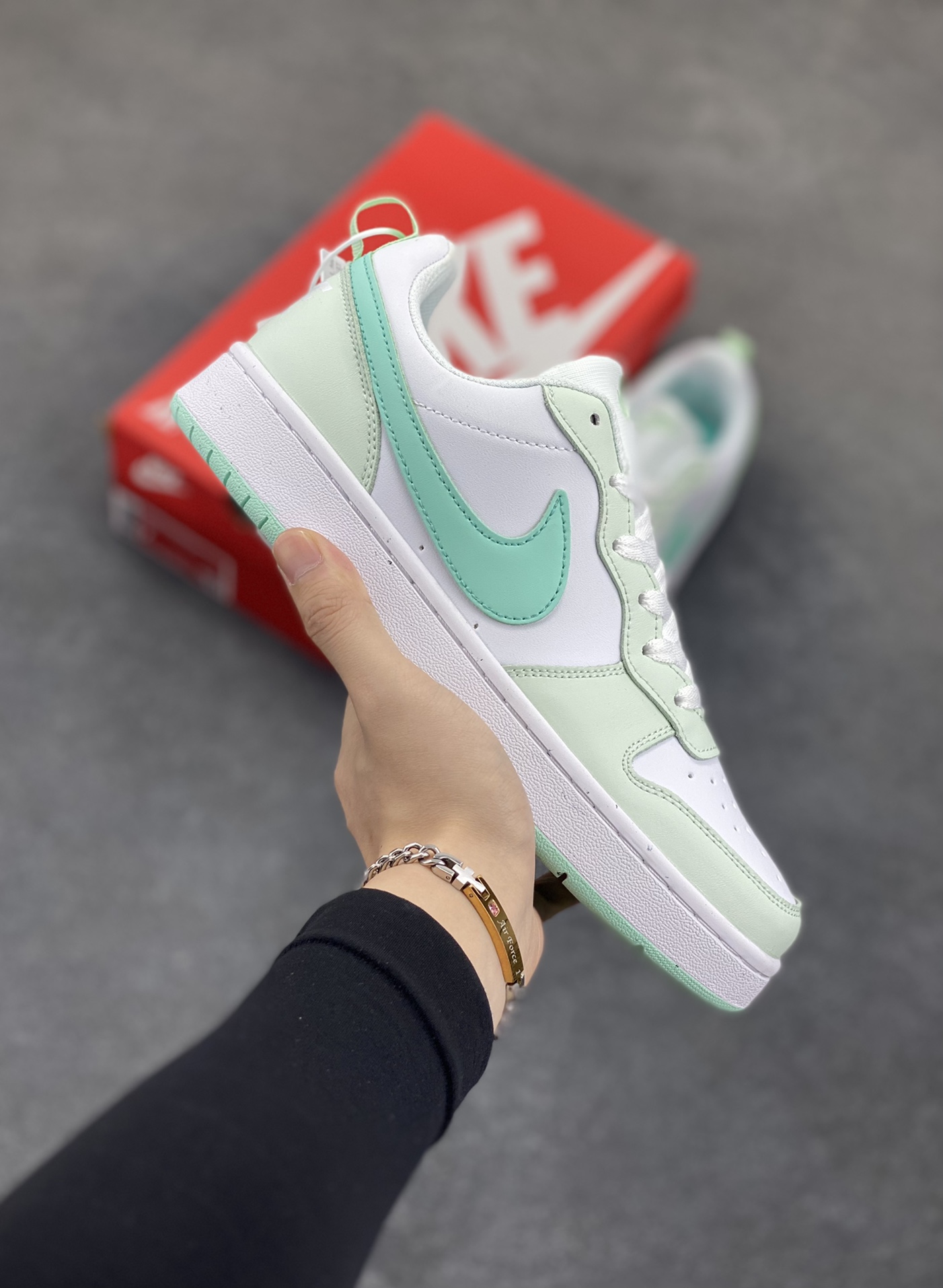 福利特价 Nike Court Borough Low 低帮百搭透气休闲运动板鞋男女鞋 经典耐用的设计，兼顾舒适脚感和出众风范，演绎匠心之作。结构性的支撑贴合感结合复古篮球设计，塑就场外全明星风范。 货号：FZ3539-100 尺码：36 36.5 37.5 38 38.5 39 40 40.5 41 42 42.5 43 44 45-选品中心