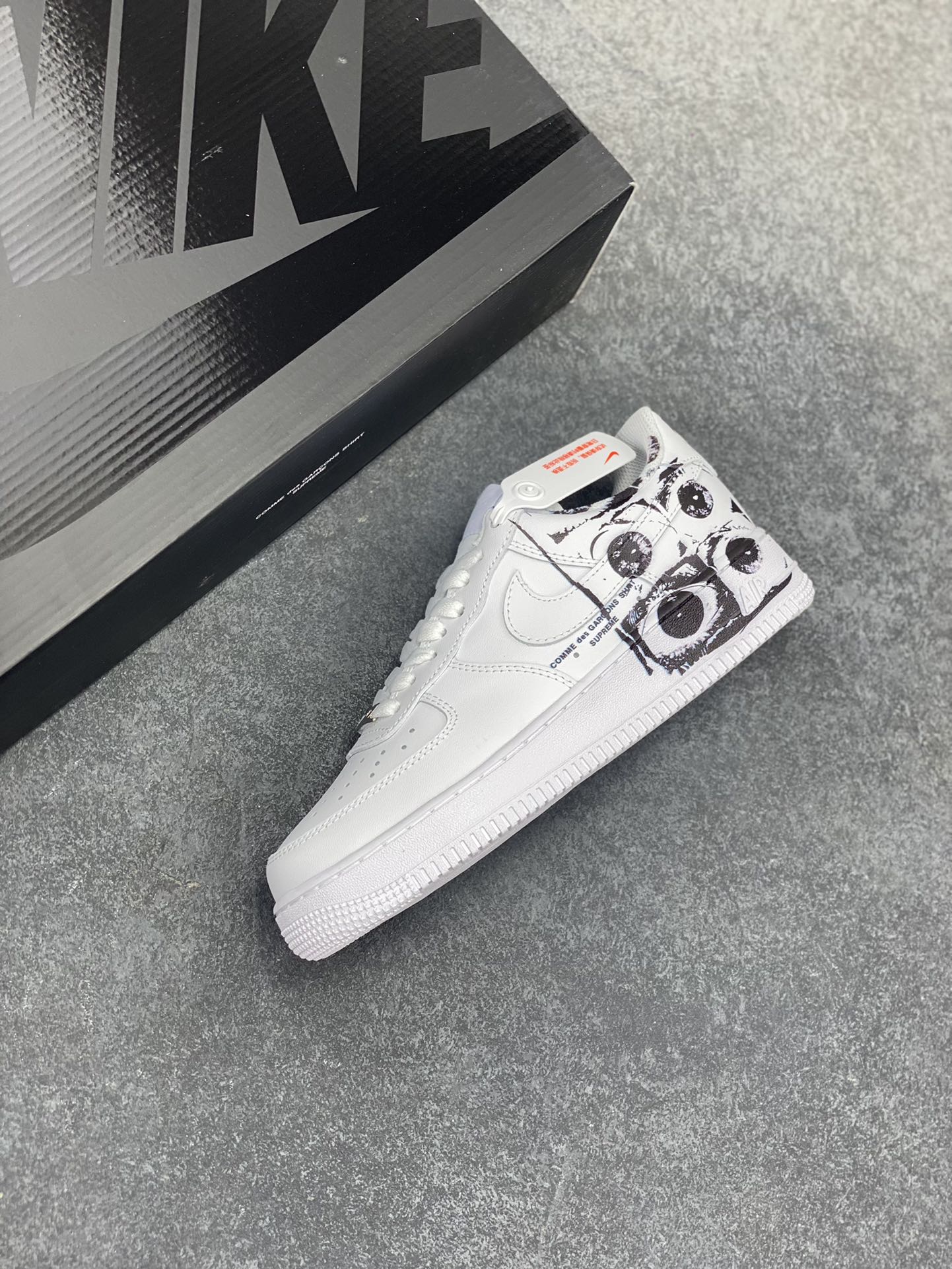 图片[7]-CDG x Sup x Air Force 1 Low 三方联名白黑涂鸦 原楦头原纸板 打造纯正空军版型 #专注外贸渠道 全掌内置蜂窝气垫 #原盒配件 原厂中底钢印、拉帮完美 货号：923044-100 尺码：36 36.5 37.5 38 38.5 39 40 40.5 41 42 42.5 43 44 44.5 45-选品中心