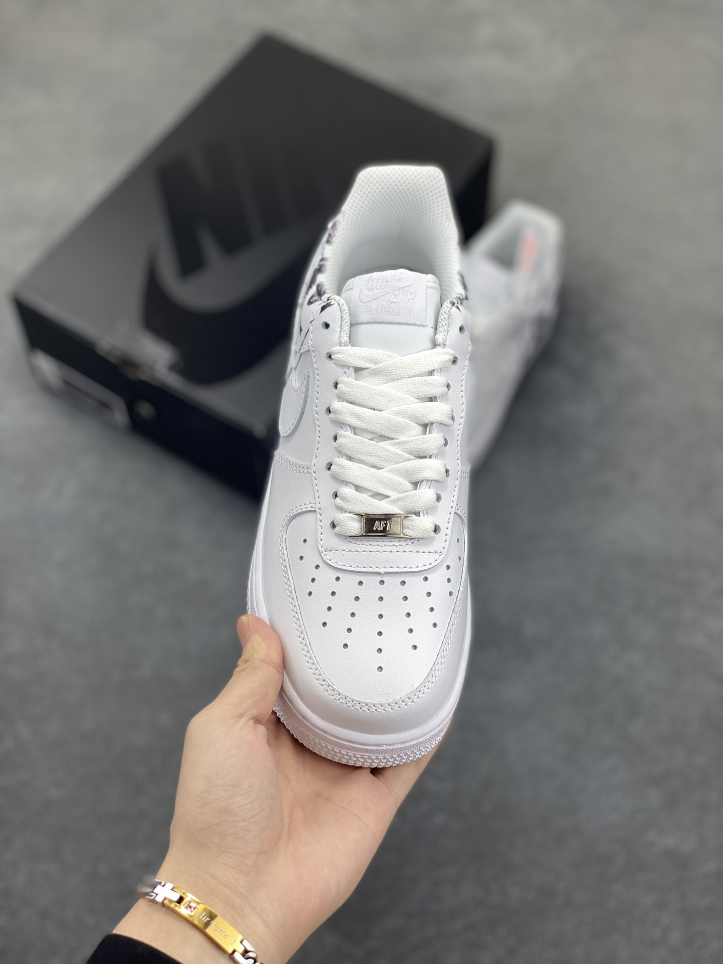 图片[2]-CDG x Sup x Air Force 1 Low 三方联名白黑涂鸦 原楦头原纸板 打造纯正空军版型 #专注外贸渠道 全掌内置蜂窝气垫 #原盒配件 原厂中底钢印、拉帮完美 货号：923044-100 尺码：36 36.5 37.5 38 38.5 39 40 40.5 41 42 42.5 43 44 44.5 45-选品中心