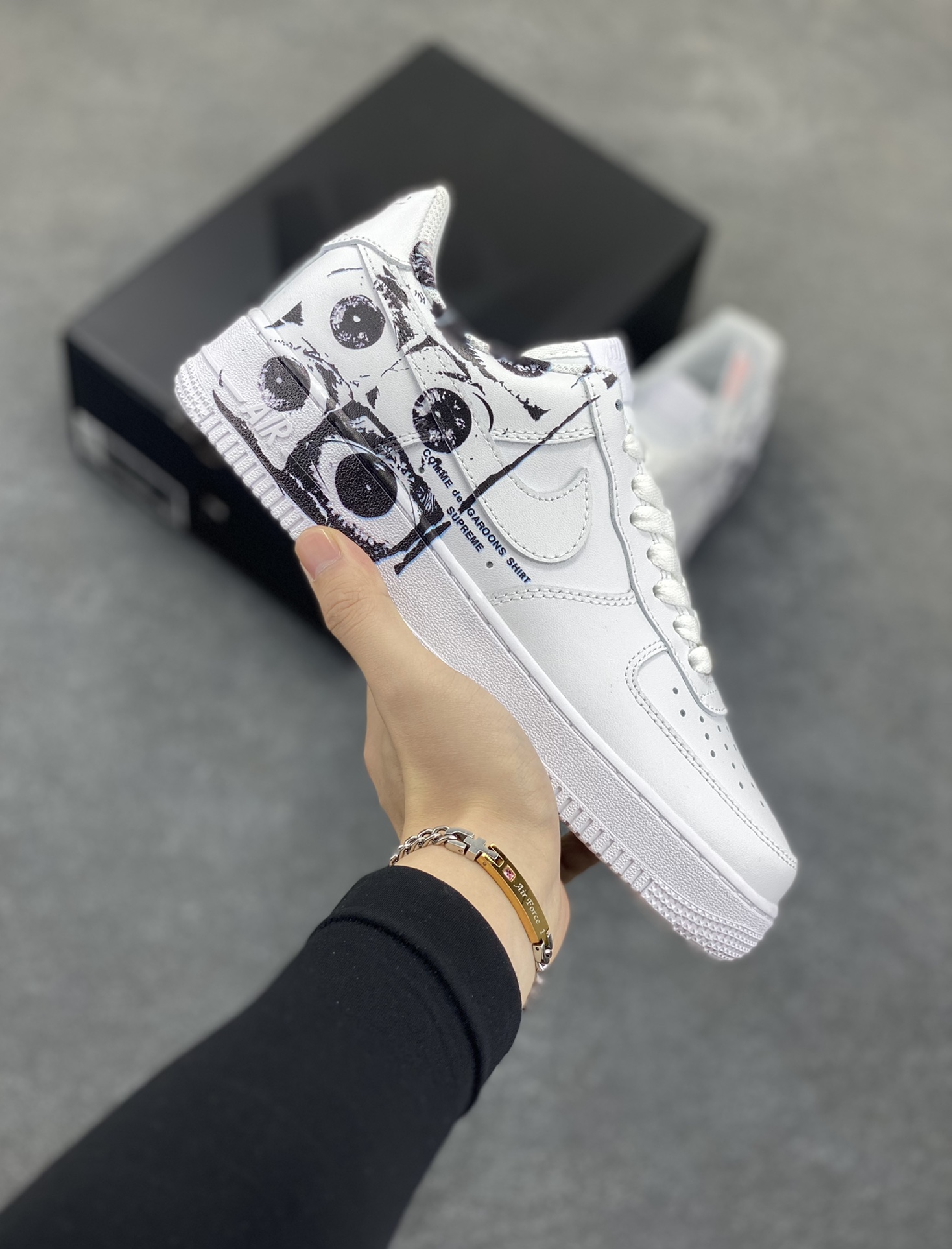 CDG x Sup x Air Force 1 Low 三方联名白黑涂鸦 原楦头原纸板 打造纯正空军版型 #专注外贸渠道 全掌内置蜂窝气垫 #原盒配件 原厂中底钢印、拉帮完美 货号：923044-100 尺码：36 36.5 37.5 38 38.5 39 40 40.5 41 42 42.5 43 44 44.5 45-选品中心