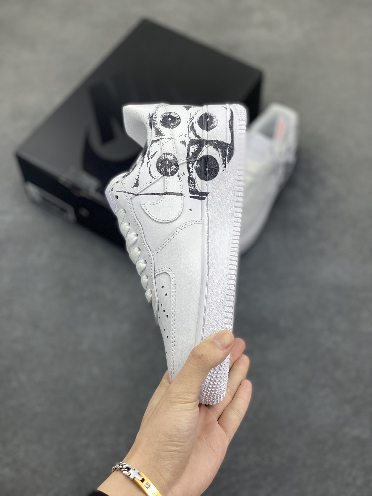 图片[3]-CDG x Sup x Air Force 1 Low 三方联名白黑涂鸦 原楦头原纸板 打造纯正空军版型 #专注外贸渠道 全掌内置蜂窝气垫 #原盒配件 原厂中底钢印、拉帮完美 货号：923044-100 尺码：36 36.5 37.5 38 38.5 39 40 40.5 41 42 42.5 43 44 44.5 45-选品中心