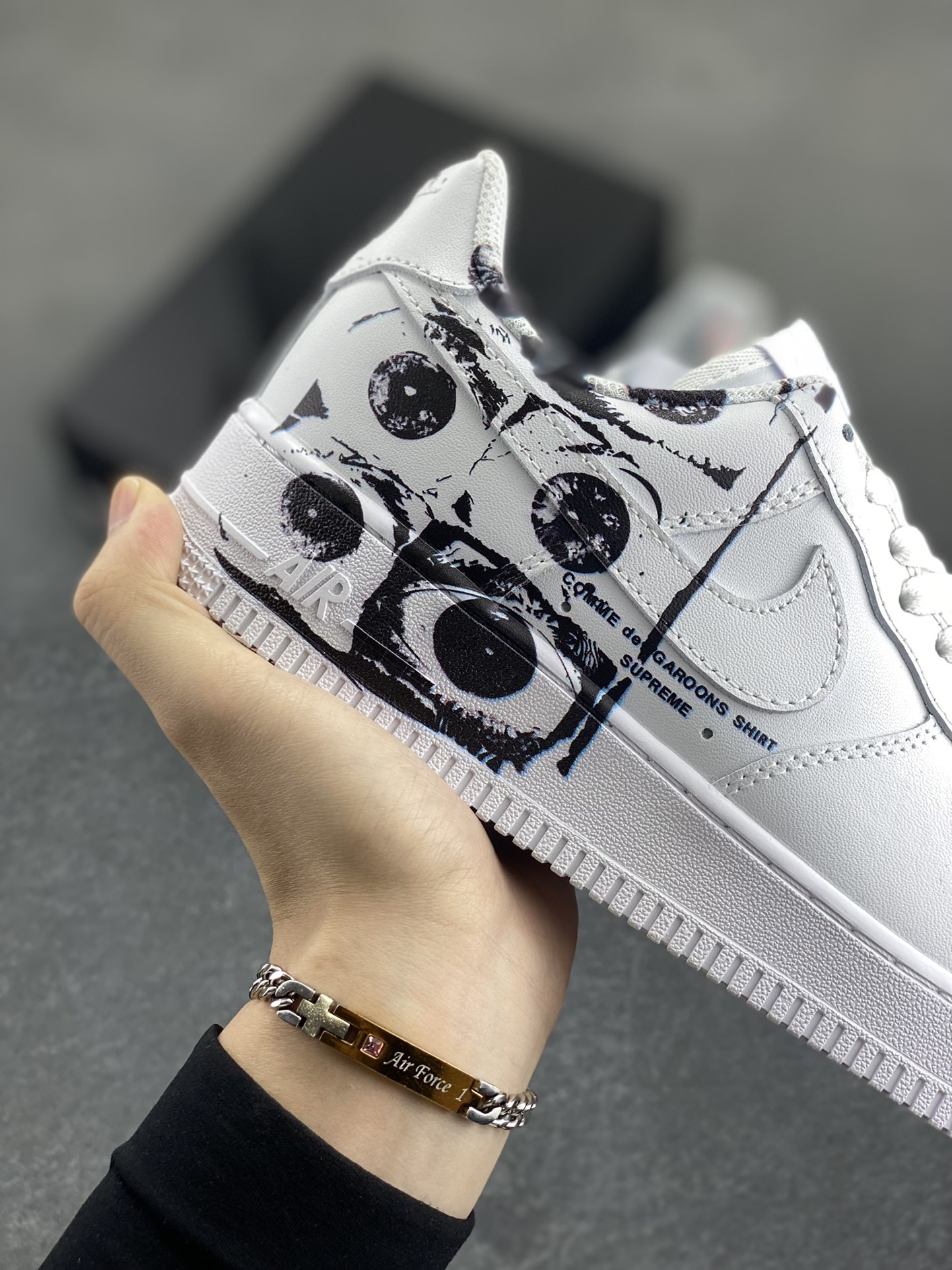 图片[6]-CDG x Sup x Air Force 1 Low 三方联名白黑涂鸦 原楦头原纸板 打造纯正空军版型 #专注外贸渠道 全掌内置蜂窝气垫 #原盒配件 原厂中底钢印、拉帮完美 货号：923044-100 尺码：36 36.5 37.5 38 38.5 39 40 40.5 41 42 42.5 43 44 44.5 45-选品中心