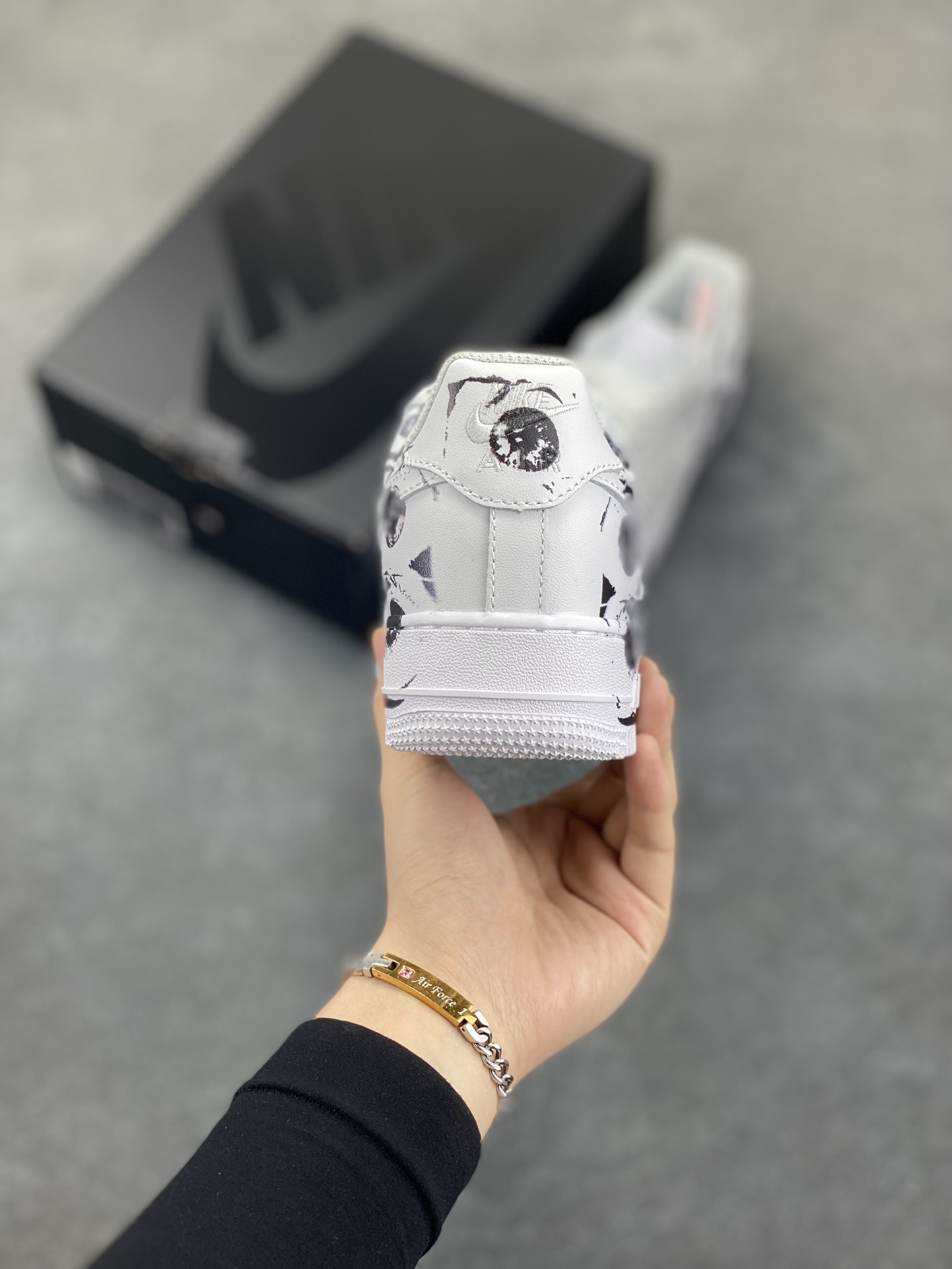 图片[4]-CDG x Sup x Air Force 1 Low 三方联名白黑涂鸦 原楦头原纸板 打造纯正空军版型 #专注外贸渠道 全掌内置蜂窝气垫 #原盒配件 原厂中底钢印、拉帮完美 货号：923044-100 尺码：36 36.5 37.5 38 38.5 39 40 40.5 41 42 42.5 43 44 44.5 45-选品中心
