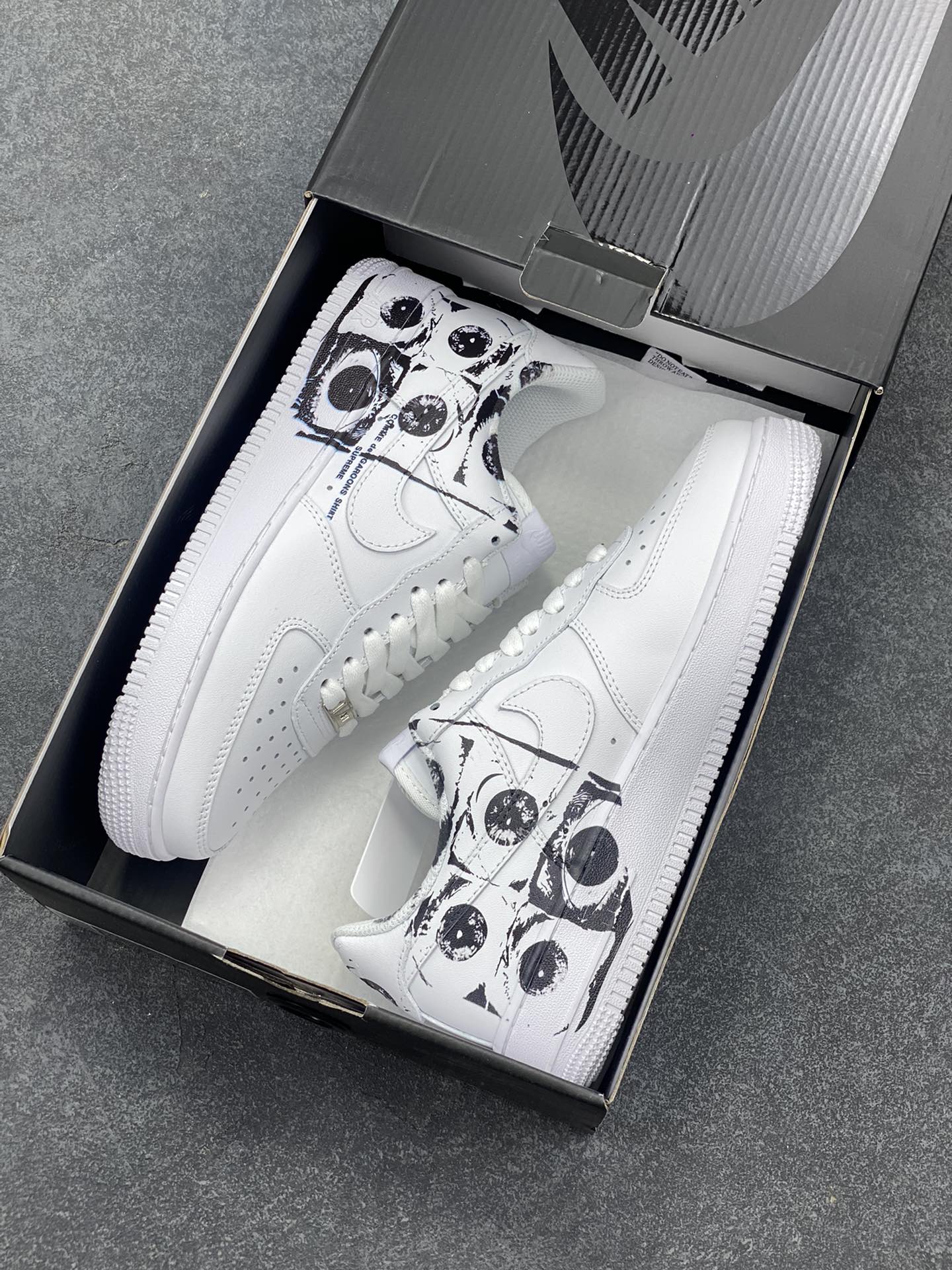 图片[9]-CDG x Sup x Air Force 1 Low 三方联名白黑涂鸦 原楦头原纸板 打造纯正空军版型 #专注外贸渠道 全掌内置蜂窝气垫 #原盒配件 原厂中底钢印、拉帮完美 货号：923044-100 尺码：36 36.5 37.5 38 38.5 39 40 40.5 41 42 42.5 43 44 44.5 45-选品中心