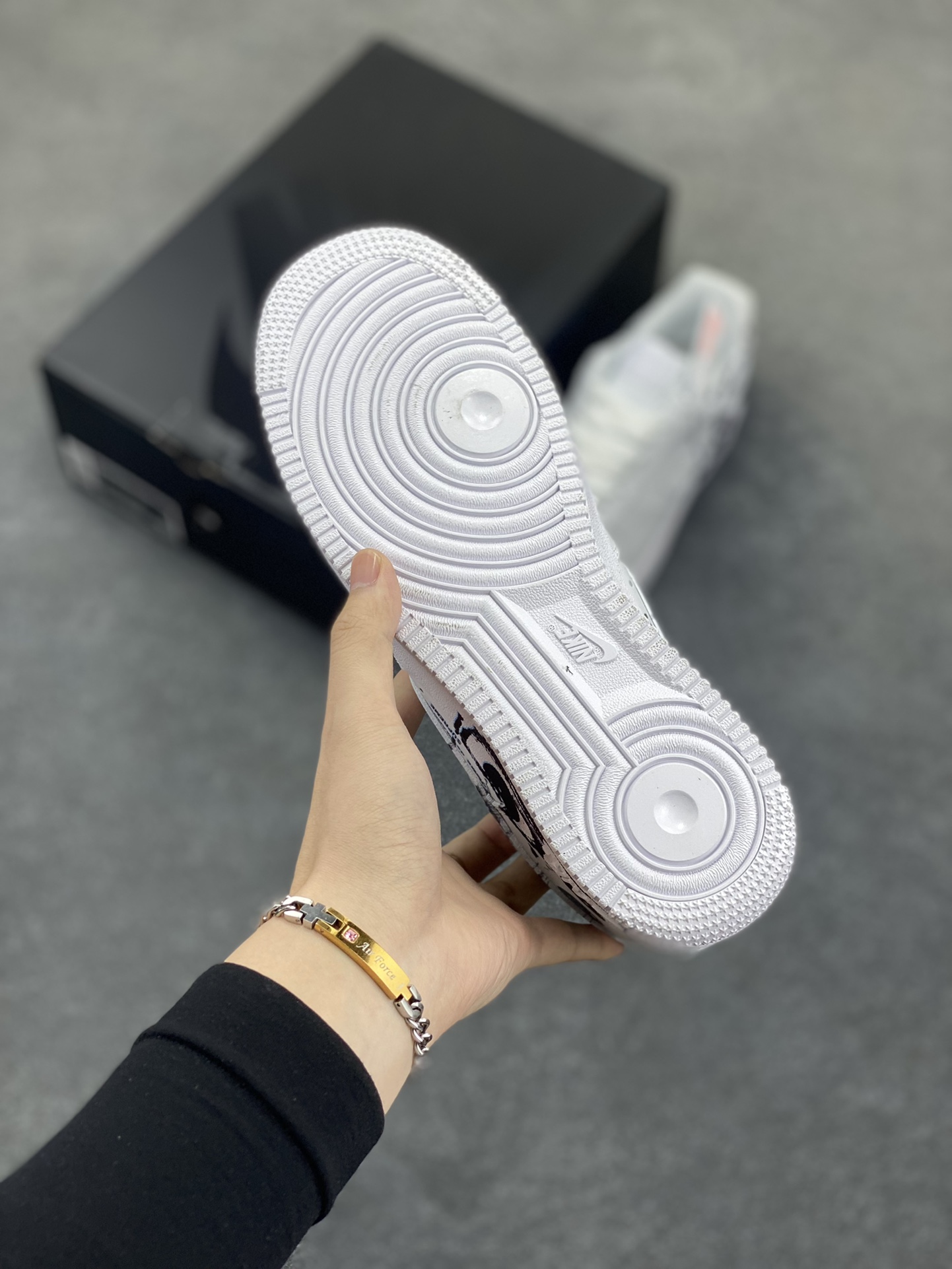 图片[5]-CDG x Sup x Air Force 1 Low 三方联名白黑涂鸦 原楦头原纸板 打造纯正空军版型 #专注外贸渠道 全掌内置蜂窝气垫 #原盒配件 原厂中底钢印、拉帮完美 货号：923044-100 尺码：36 36.5 37.5 38 38.5 39 40 40.5 41 42 42.5 43 44 44.5 45-选品中心