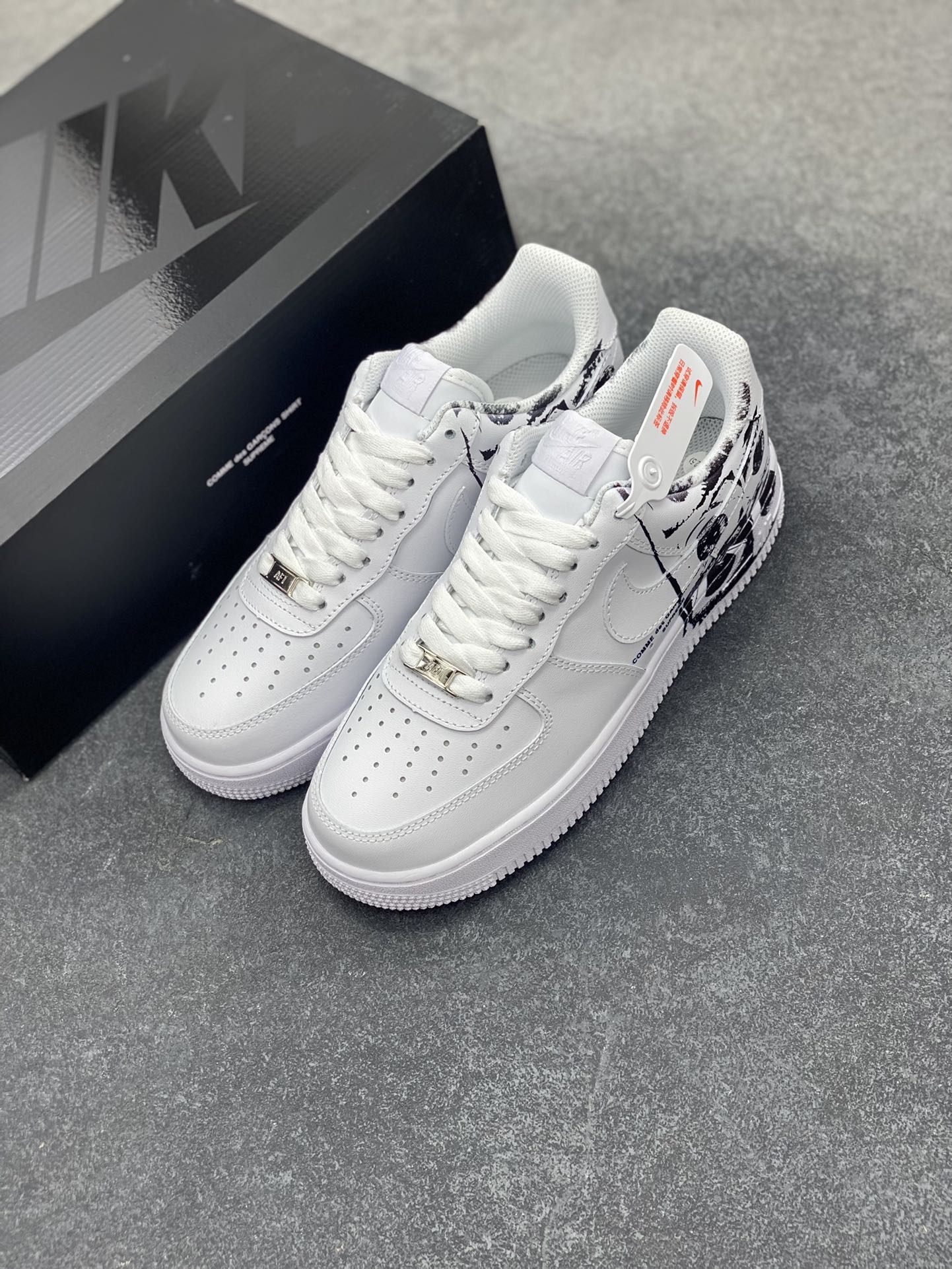 图片[8]-CDG x Sup x Air Force 1 Low 三方联名白黑涂鸦 原楦头原纸板 打造纯正空军版型 #专注外贸渠道 全掌内置蜂窝气垫 #原盒配件 原厂中底钢印、拉帮完美 货号：923044-100 尺码：36 36.5 37.5 38 38.5 39 40 40.5 41 42 42.5 43 44 44.5 45-选品中心