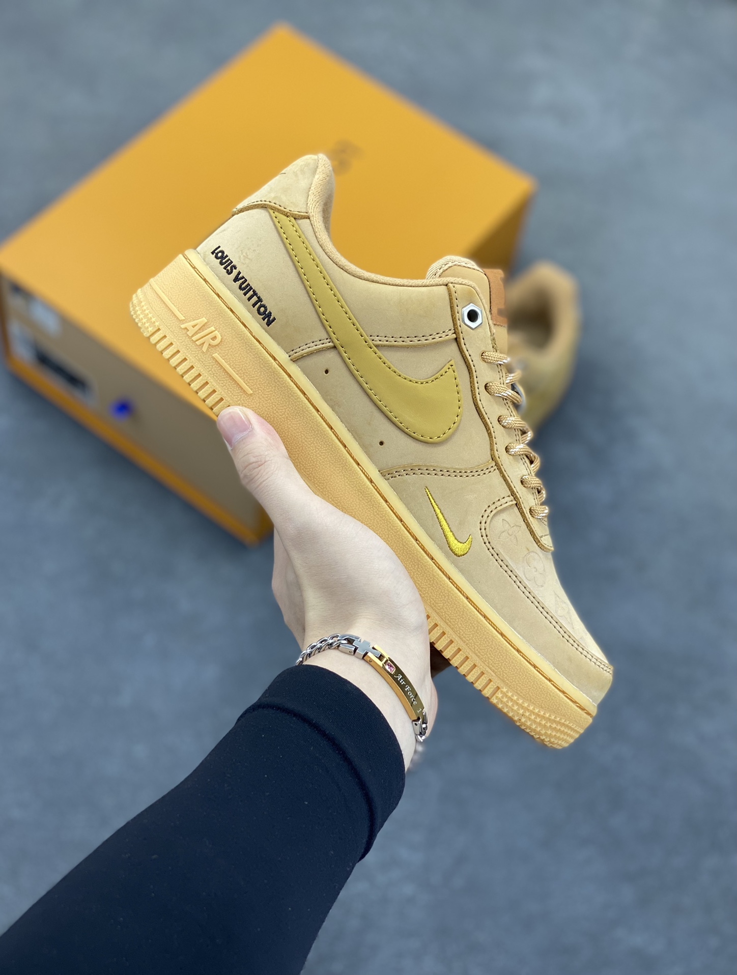 Nike Air Force1 Low AF1 LV联名经典款小麦色空军一号低帮休闲板鞋 Nike继续推出小麦色AF1 以高帮款与低帮款的方式呈现 小麦色牛巴革打造鞋面 生胶鞋底与鞋面风格协调一致 搭配同色系尼龙鞋带 侧身皮质Swoosh Logo进一步体现 独特魅力． 货号：CJ9179-200 尺码：36 36.5 37.5 38 38.5 39 40 40.5 41 42 42.5 43 44 44.5 45-选品中心