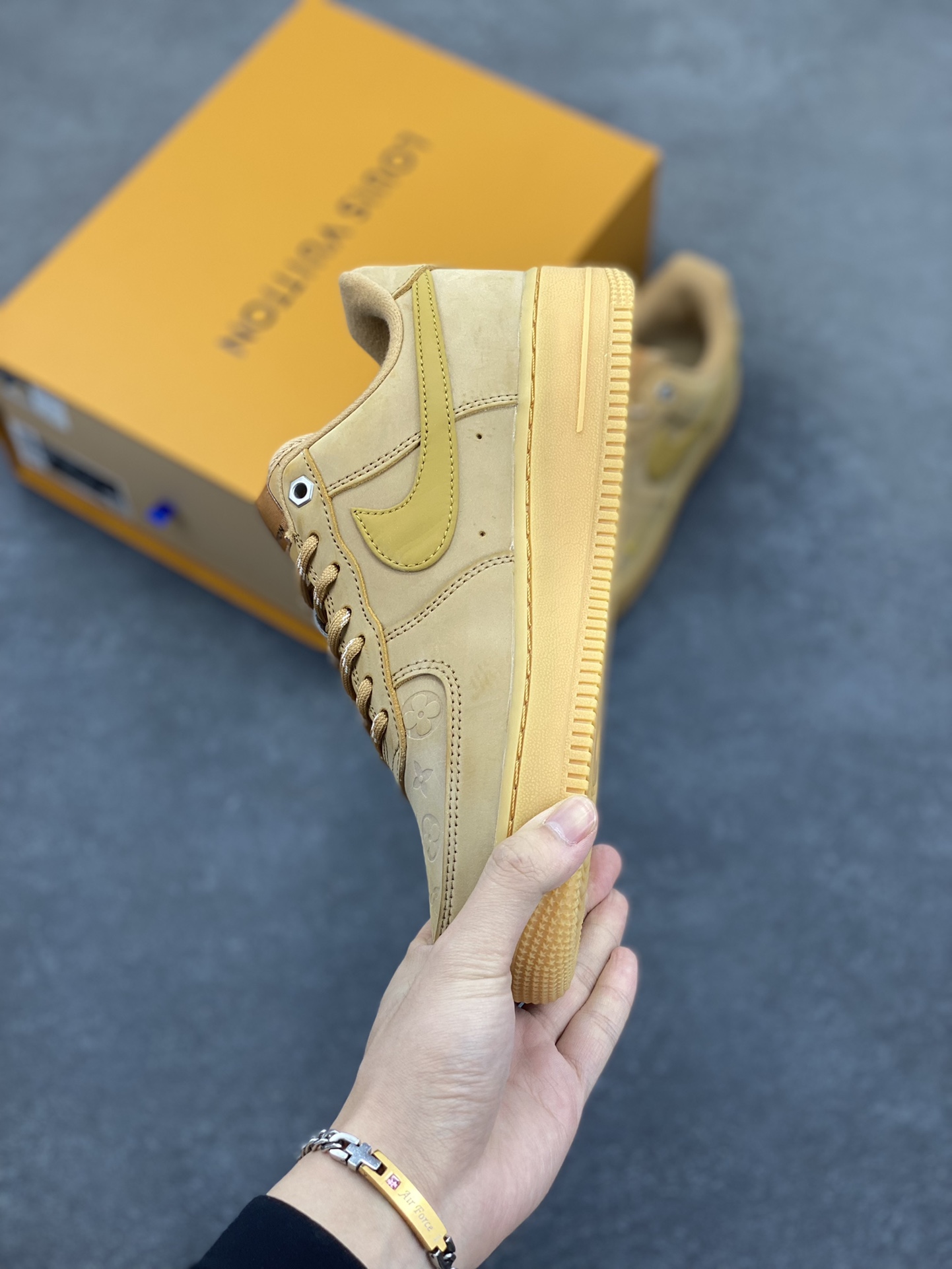 图片[3]-Nike Air Force1 Low AF1 LV联名经典款小麦色空军一号低帮休闲板鞋 Nike继续推出小麦色AF1 以高帮款与低帮款的方式呈现 小麦色牛巴革打造鞋面 生胶鞋底与鞋面风格协调一致 搭配同色系尼龙鞋带 侧身皮质Swoosh Logo进一步体现 独特魅力． 货号：CJ9179-200 尺码：36 36.5 37.5 38 38.5 39 40 40.5 41 42 42.5 43 44 44.5 45-选品中心