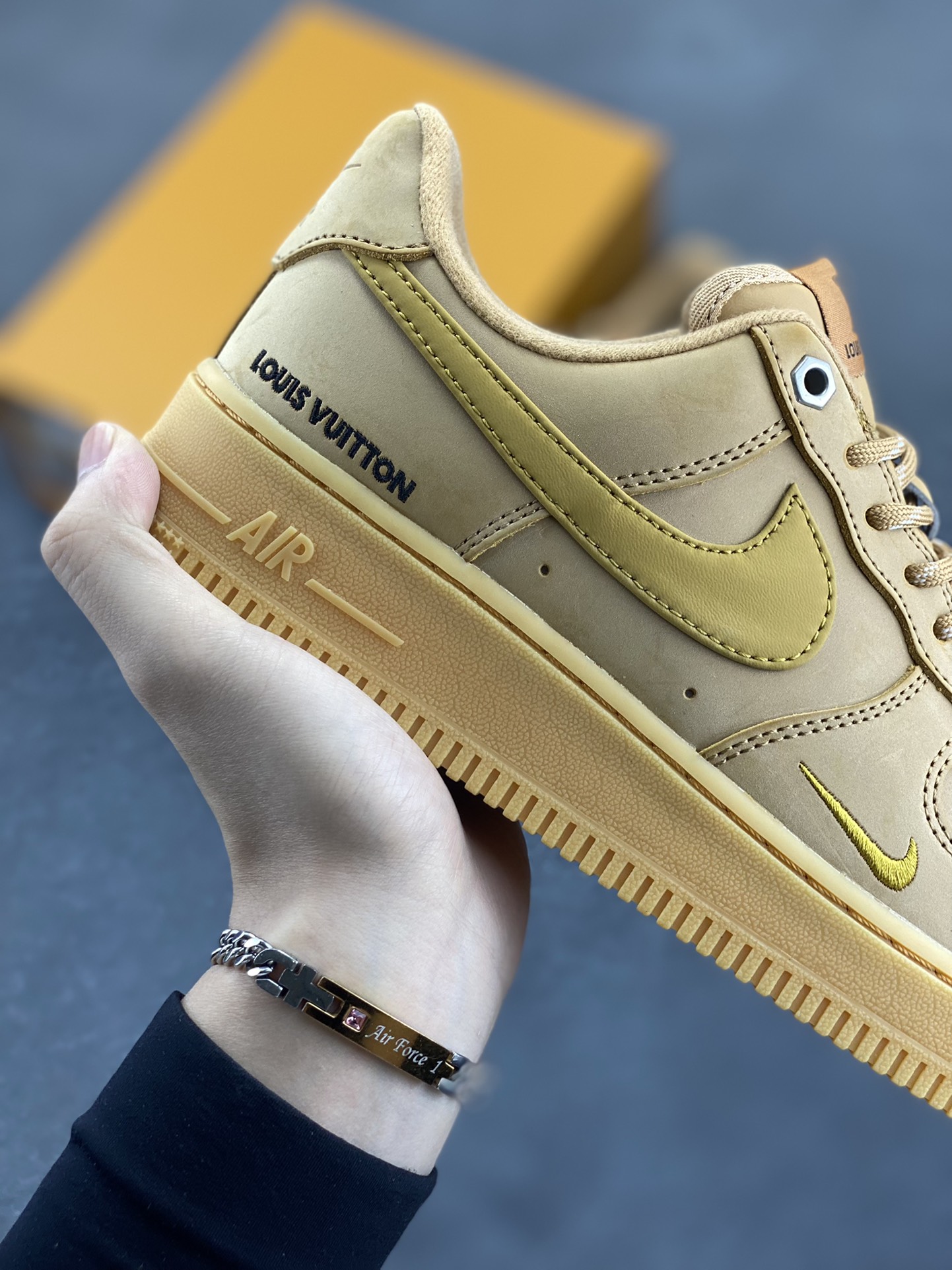图片[6]-Nike Air Force1 Low AF1 LV联名经典款小麦色空军一号低帮休闲板鞋 Nike继续推出小麦色AF1 以高帮款与低帮款的方式呈现 小麦色牛巴革打造鞋面 生胶鞋底与鞋面风格协调一致 搭配同色系尼龙鞋带 侧身皮质Swoosh Logo进一步体现 独特魅力． 货号：CJ9179-200 尺码：36 36.5 37.5 38 38.5 39 40 40.5 41 42 42.5 43 44 44.5 45-选品中心