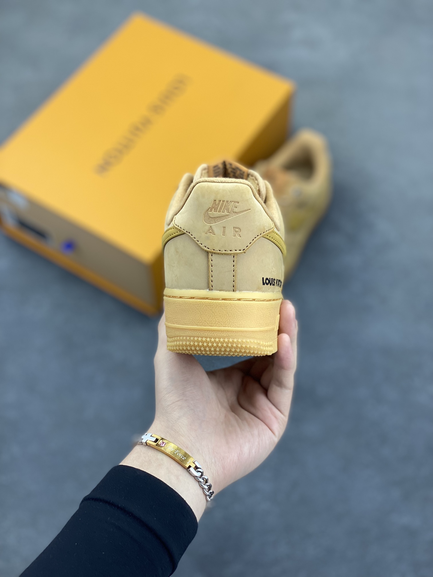 图片[4]-Nike Air Force1 Low AF1 LV联名经典款小麦色空军一号低帮休闲板鞋 Nike继续推出小麦色AF1 以高帮款与低帮款的方式呈现 小麦色牛巴革打造鞋面 生胶鞋底与鞋面风格协调一致 搭配同色系尼龙鞋带 侧身皮质Swoosh Logo进一步体现 独特魅力． 货号：CJ9179-200 尺码：36 36.5 37.5 38 38.5 39 40 40.5 41 42 42.5 43 44 44.5 45-选品中心