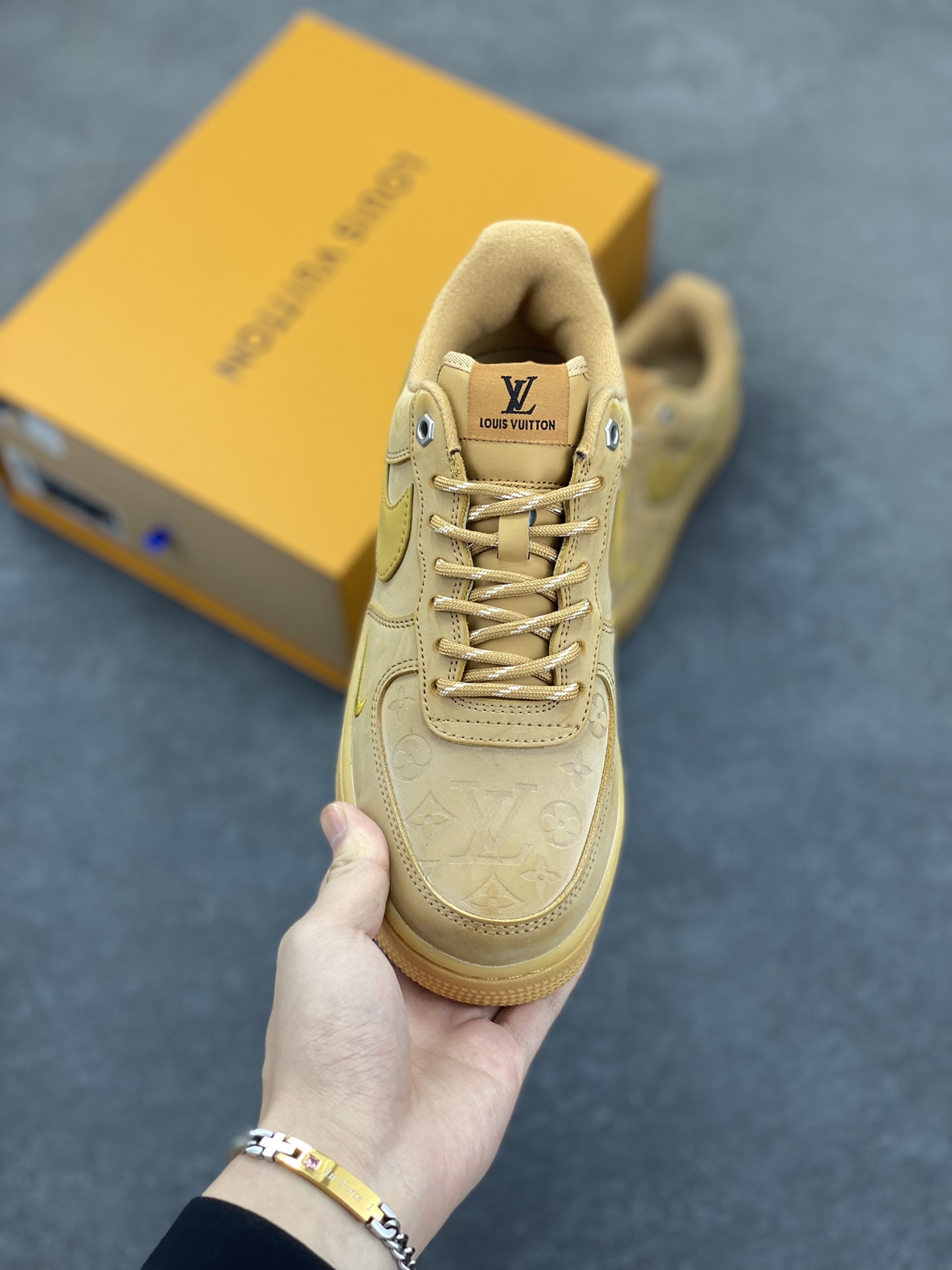 图片[2]-Nike Air Force1 Low AF1 LV联名经典款小麦色空军一号低帮休闲板鞋 Nike继续推出小麦色AF1 以高帮款与低帮款的方式呈现 小麦色牛巴革打造鞋面 生胶鞋底与鞋面风格协调一致 搭配同色系尼龙鞋带 侧身皮质Swoosh Logo进一步体现 独特魅力． 货号：CJ9179-200 尺码：36 36.5 37.5 38 38.5 39 40 40.5 41 42 42.5 43 44 44.5 45-选品中心