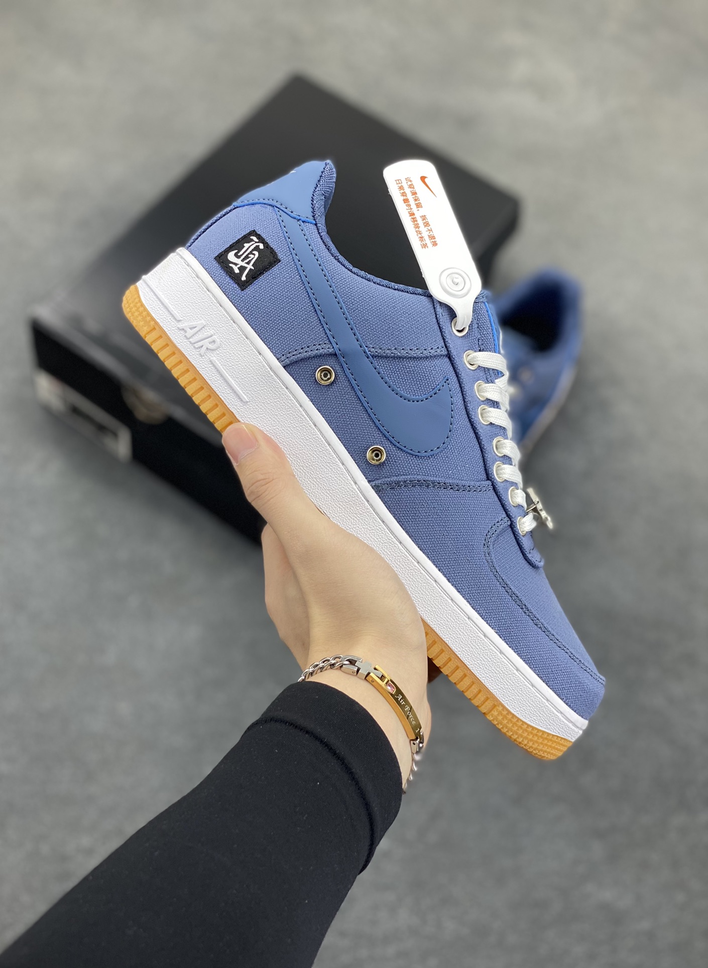 Nike Air Force 1 Low 空军一号低帮百搭休闲运动板鞋。柔软、弹性十足的缓震性能和出色的中底设计，横跨复古与现代的外型结合，造就出风靡全球三十多年的Force 1，直到今天还深受青睐。 货号：FJ4434-491 尺码：36 36.5 37.5 38 38.5 39 40 40.5 41 42 42.5 43 44 44.5 45-选品中心