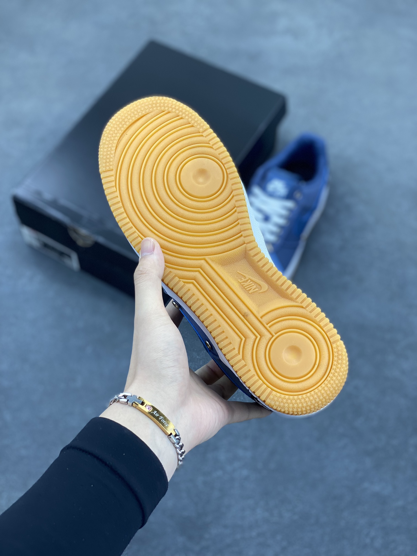 图片[5]-Nike Air Force 1 Low 空军一号低帮百搭休闲运动板鞋。柔软、弹性十足的缓震性能和出色的中底设计，横跨复古与现代的外型结合，造就出风靡全球三十多年的Force 1，直到今天还深受青睐。 货号：FJ4434-491 尺码：36 36.5 37.5 38 38.5 39 40 40.5 41 42 42.5 43 44 44.5 45-选品中心