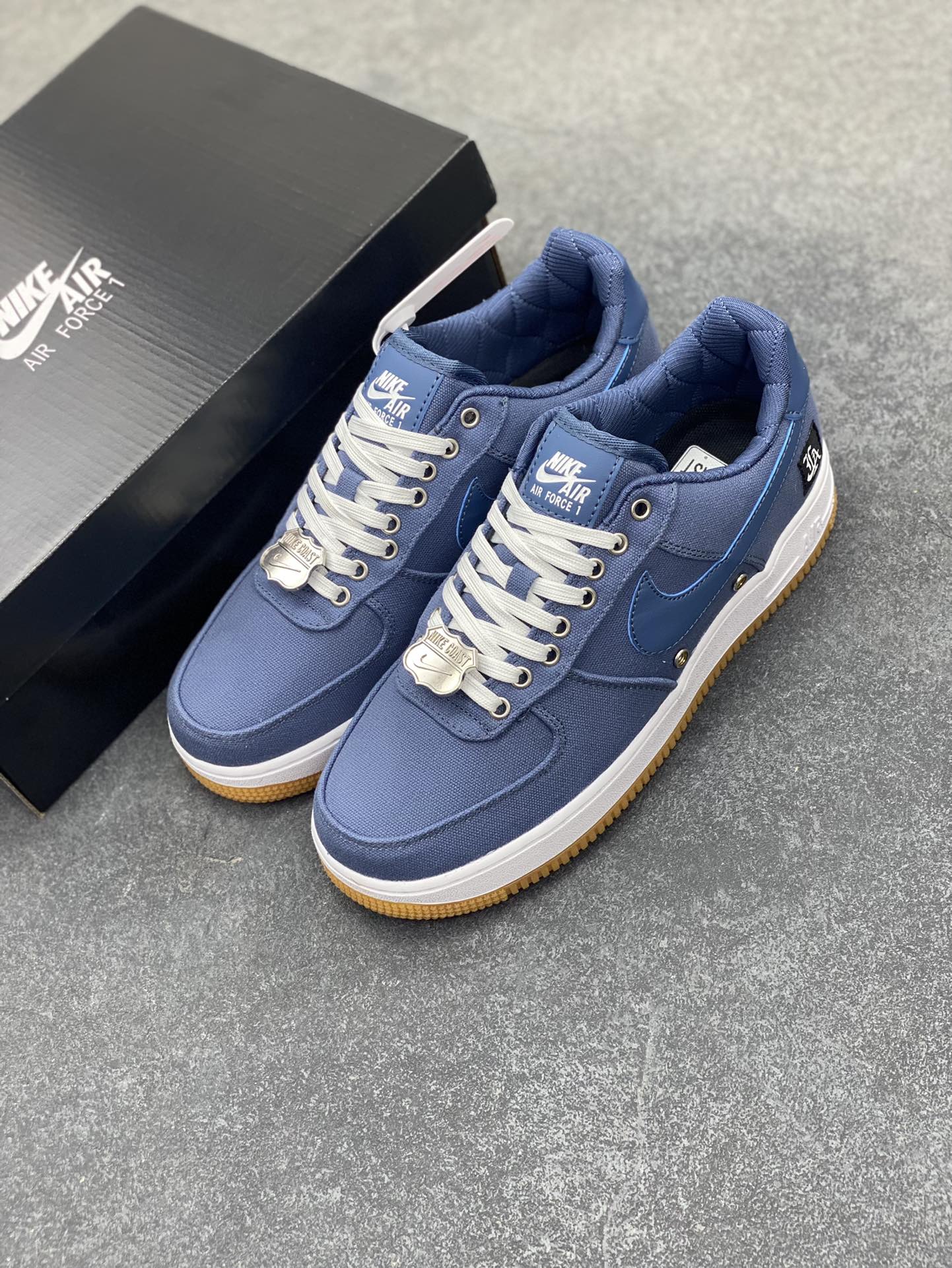 图片[8]-Nike Air Force 1 Low 空军一号低帮百搭休闲运动板鞋。柔软、弹性十足的缓震性能和出色的中底设计，横跨复古与现代的外型结合，造就出风靡全球三十多年的Force 1，直到今天还深受青睐。 货号：FJ4434-491 尺码：36 36.5 37.5 38 38.5 39 40 40.5 41 42 42.5 43 44 44.5 45-选品中心