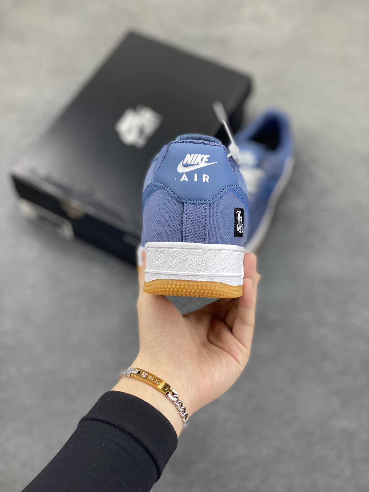 图片[4]-Nike Air Force 1 Low 空军一号低帮百搭休闲运动板鞋。柔软、弹性十足的缓震性能和出色的中底设计，横跨复古与现代的外型结合，造就出风靡全球三十多年的Force 1，直到今天还深受青睐。 货号：FJ4434-491 尺码：36 36.5 37.5 38 38.5 39 40 40.5 41 42 42.5 43 44 44.5 45-选品中心
