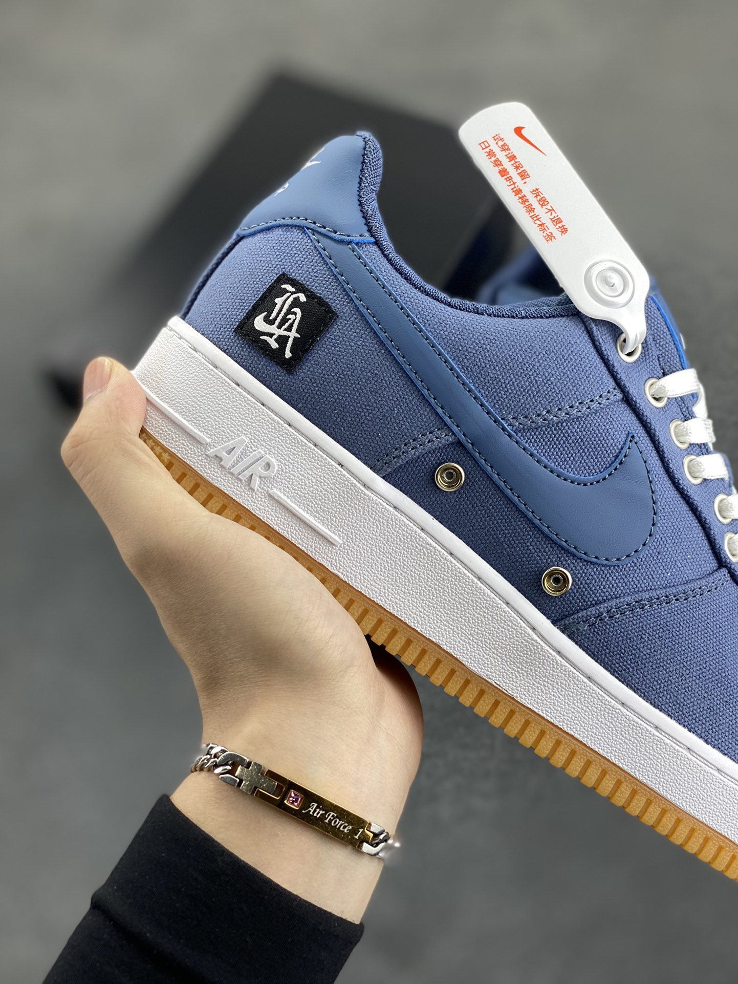 图片[6]-Nike Air Force 1 Low 空军一号低帮百搭休闲运动板鞋。柔软、弹性十足的缓震性能和出色的中底设计，横跨复古与现代的外型结合，造就出风靡全球三十多年的Force 1，直到今天还深受青睐。 货号：FJ4434-491 尺码：36 36.5 37.5 38 38.5 39 40 40.5 41 42 42.5 43 44 44.5 45-选品中心