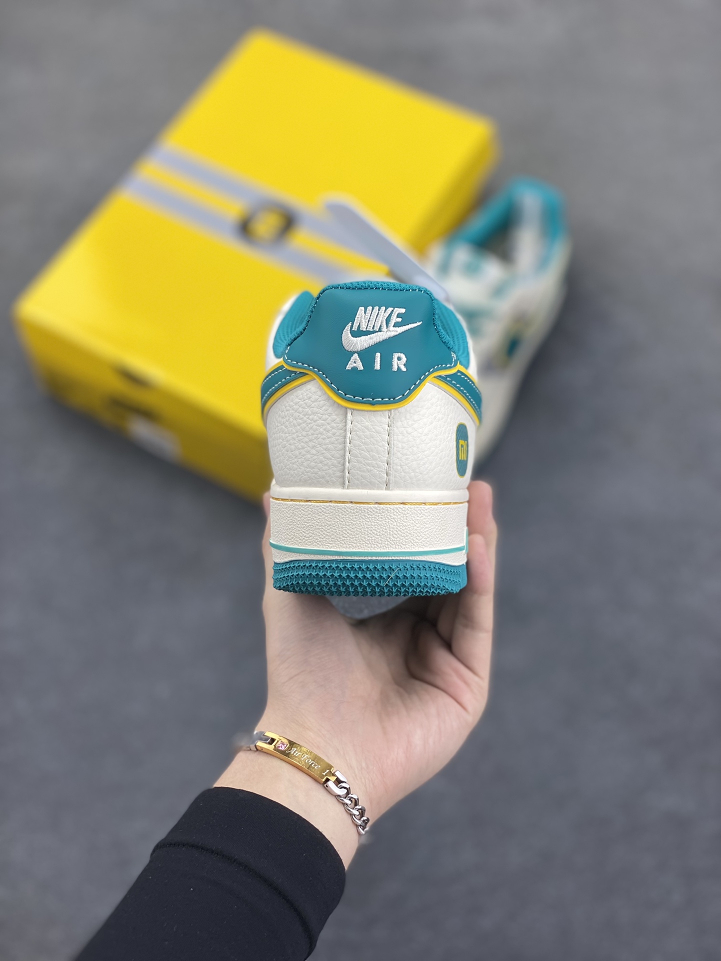 图片[4]-NIke Air Force 1 \’07 Low “xiaomi联名——海湾蓝”空军一号 低帮 运动鞋 休闲鞋 折边针车 工艺难度大 原楦头原纸板 原装鞋盒 定制五金配件 内置全掌气垫 原厂鞋底 货号：SS1168-208 尺码：36 36.5 37.5 38 38.5 39 40 40.5 41 42 42.5 43 44 44.5 45-选品中心