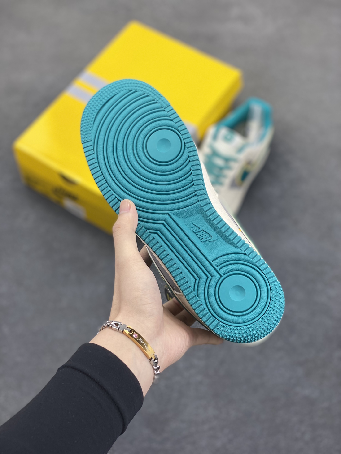 图片[5]-NIke Air Force 1 \’07 Low “xiaomi联名——海湾蓝”空军一号 低帮 运动鞋 休闲鞋 折边针车 工艺难度大 原楦头原纸板 原装鞋盒 定制五金配件 内置全掌气垫 原厂鞋底 货号：SS1168-208 尺码：36 36.5 37.5 38 38.5 39 40 40.5 41 42 42.5 43 44 44.5 45-选品中心