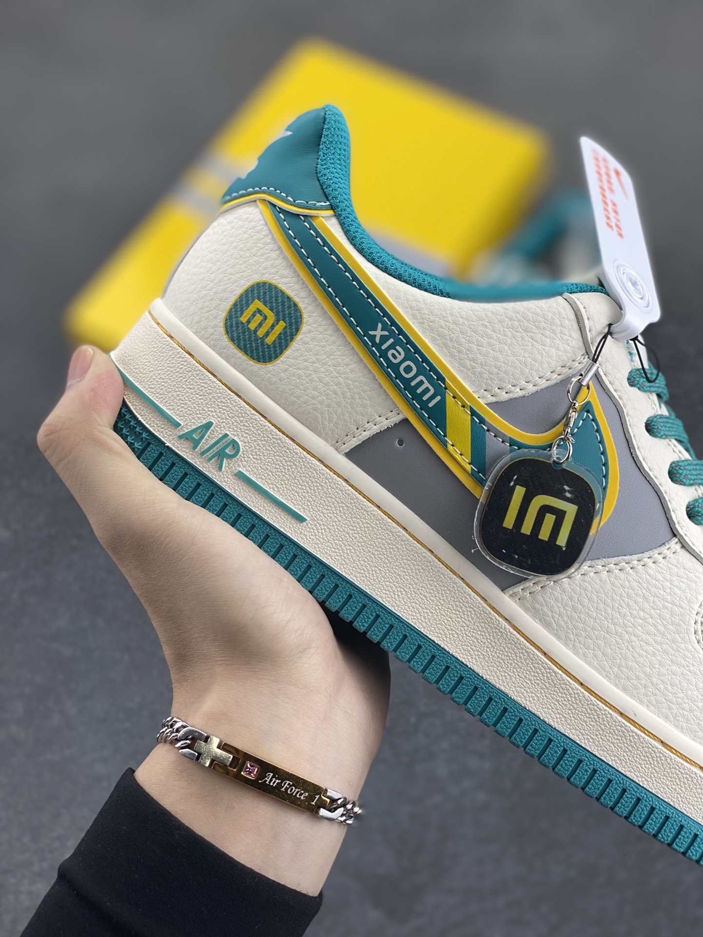 图片[6]-NIke Air Force 1 \’07 Low “xiaomi联名——海湾蓝”空军一号 低帮 运动鞋 休闲鞋 折边针车 工艺难度大 原楦头原纸板 原装鞋盒 定制五金配件 内置全掌气垫 原厂鞋底 货号：SS1168-208 尺码：36 36.5 37.5 38 38.5 39 40 40.5 41 42 42.5 43 44 44.5 45-选品中心