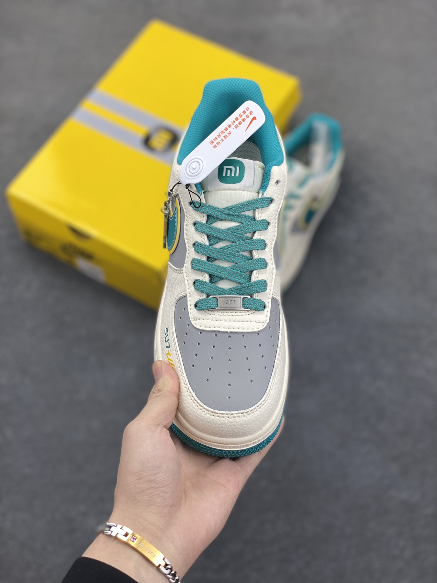 图片[2]-NIke Air Force 1 \’07 Low “xiaomi联名——海湾蓝”空军一号 低帮 运动鞋 休闲鞋 折边针车 工艺难度大 原楦头原纸板 原装鞋盒 定制五金配件 内置全掌气垫 原厂鞋底 货号：SS1168-208 尺码：36 36.5 37.5 38 38.5 39 40 40.5 41 42 42.5 43 44 44.5 45-选品中心