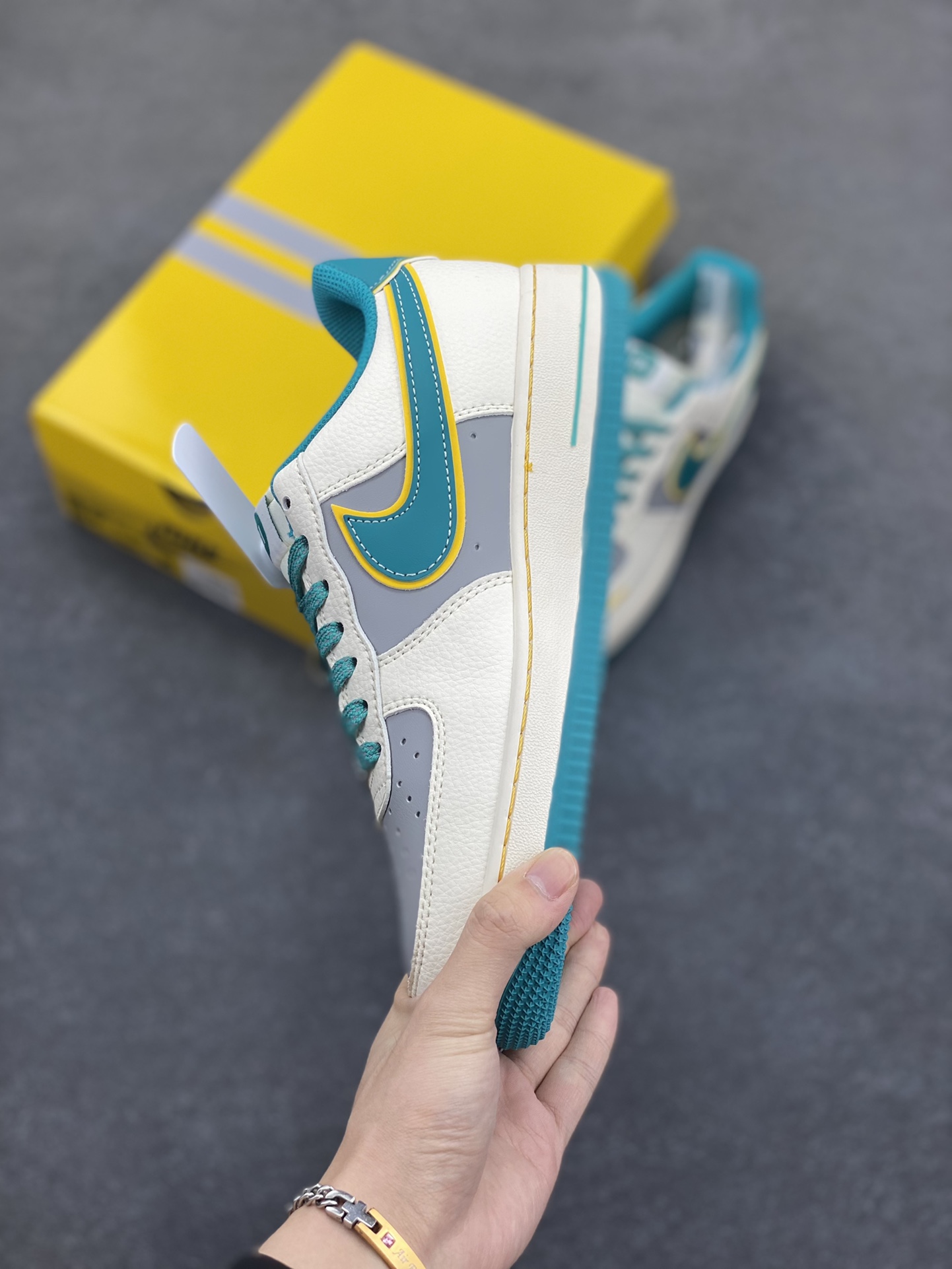 图片[3]-NIke Air Force 1 \’07 Low “xiaomi联名——海湾蓝”空军一号 低帮 运动鞋 休闲鞋 折边针车 工艺难度大 原楦头原纸板 原装鞋盒 定制五金配件 内置全掌气垫 原厂鞋底 货号：SS1168-208 尺码：36 36.5 37.5 38 38.5 39 40 40.5 41 42 42.5 43 44 44.5 45-选品中心