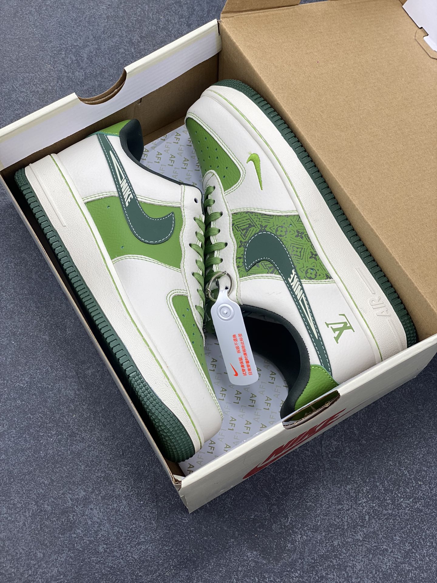图片[9]-NIke Air Force 1 \’07 Low “LV联名——松石绿”空军一号 低帮 运动鞋 休闲鞋 折边针车 工艺难度大 原楦头原纸板 原装鞋盒 定制五金配件 内置全掌气垫 原厂鞋底 货号：KK1988-086 尺码：36 36.5 37.5 38 38.5 39 40 40.5 41 42 42.5 43 44 44.5 45-选品中心