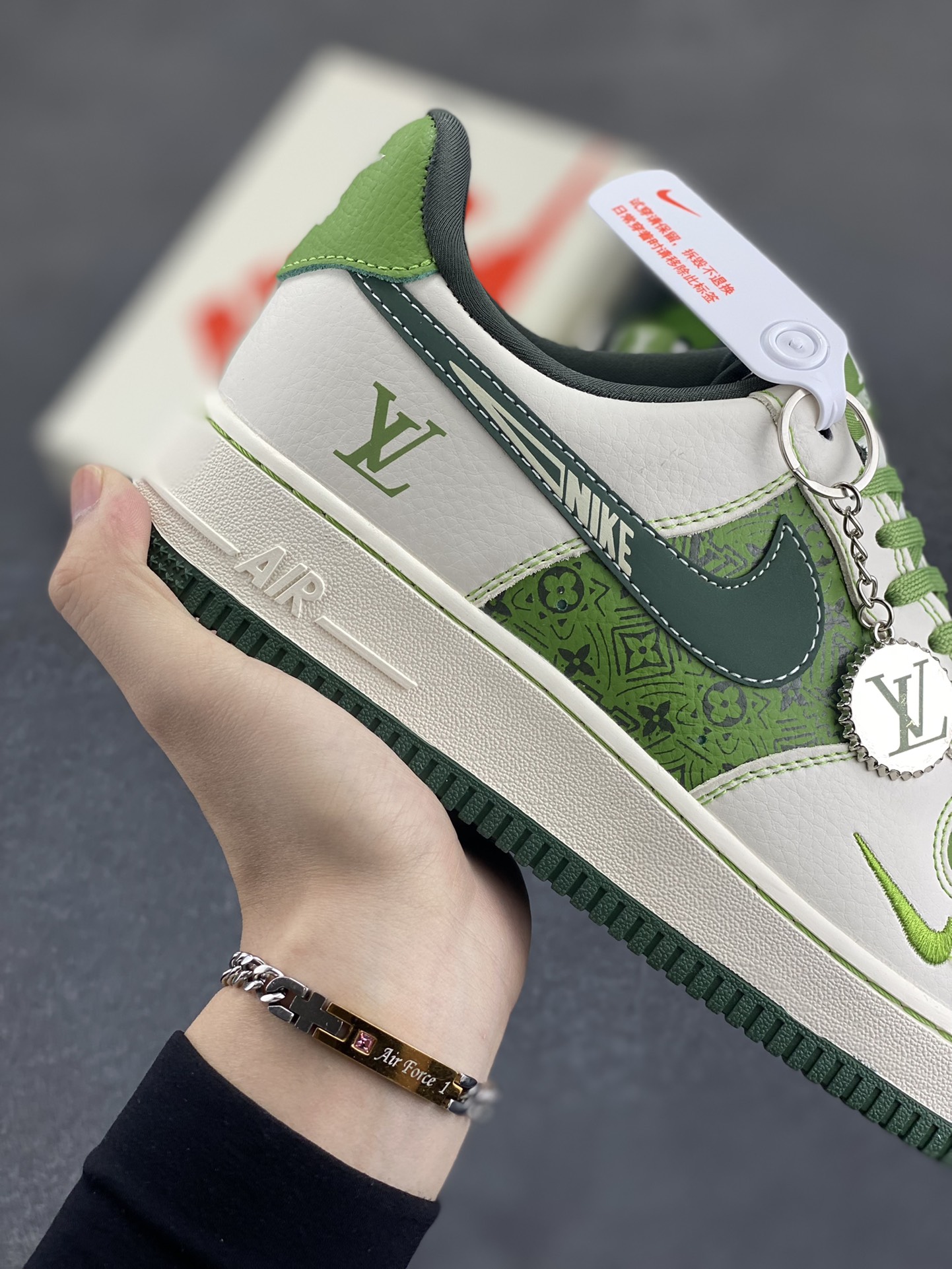 图片[6]-NIke Air Force 1 \’07 Low “LV联名——松石绿”空军一号 低帮 运动鞋 休闲鞋 折边针车 工艺难度大 原楦头原纸板 原装鞋盒 定制五金配件 内置全掌气垫 原厂鞋底 货号：KK1988-086 尺码：36 36.5 37.5 38 38.5 39 40 40.5 41 42 42.5 43 44 44.5 45-选品中心