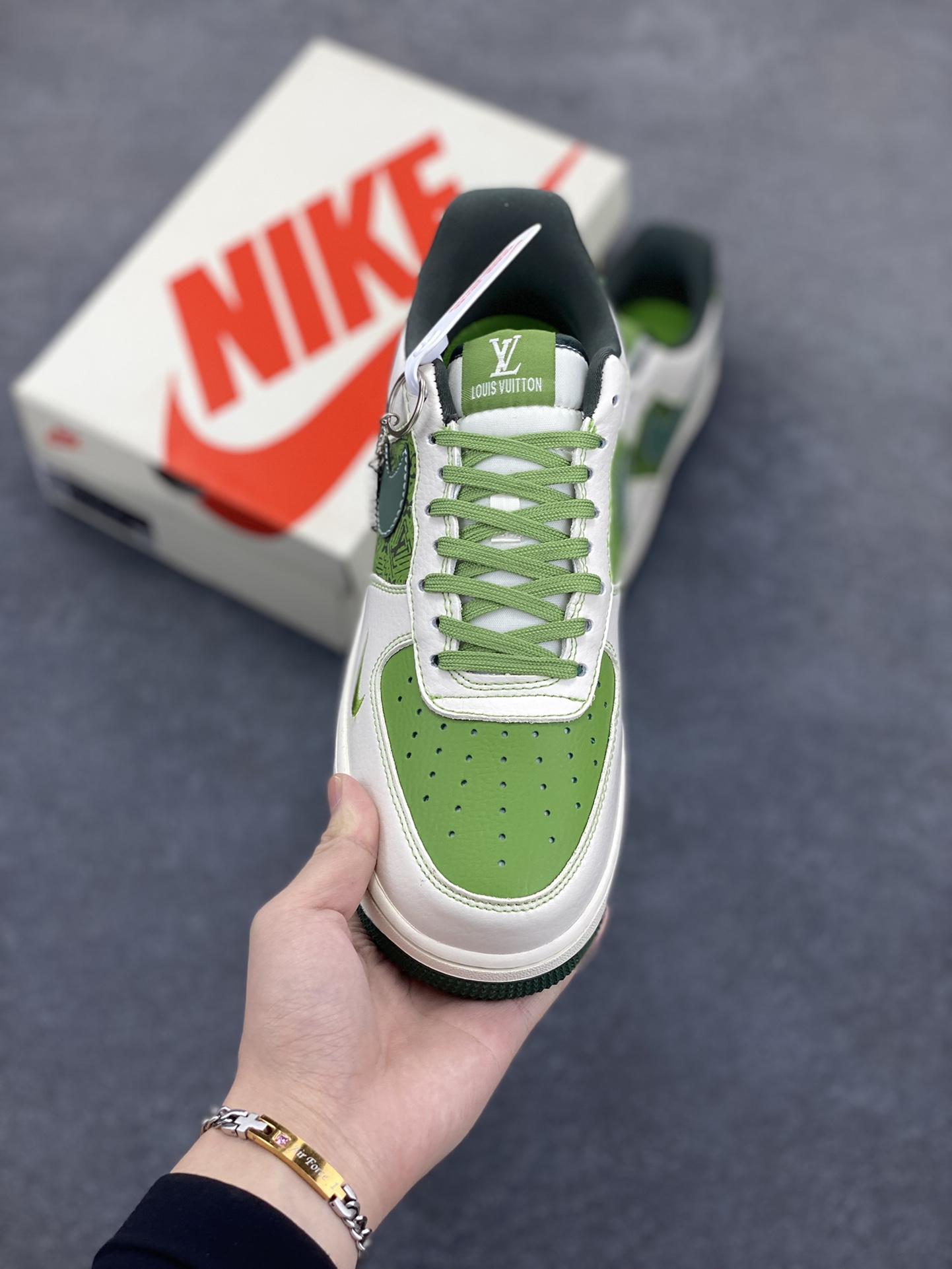图片[2]-NIke Air Force 1 \’07 Low “LV联名——松石绿”空军一号 低帮 运动鞋 休闲鞋 折边针车 工艺难度大 原楦头原纸板 原装鞋盒 定制五金配件 内置全掌气垫 原厂鞋底 货号：KK1988-086 尺码：36 36.5 37.5 38 38.5 39 40 40.5 41 42 42.5 43 44 44.5 45-选品中心