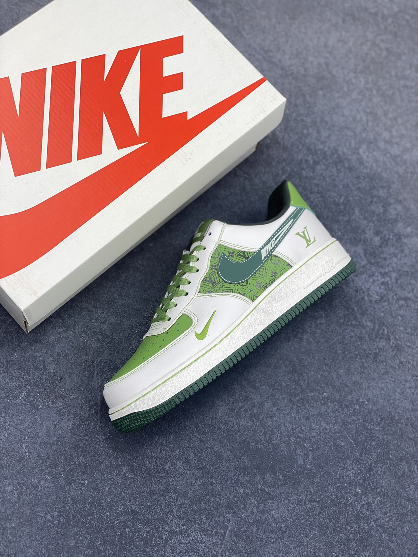 图片[7]-NIke Air Force 1 \’07 Low “LV联名——松石绿”空军一号 低帮 运动鞋 休闲鞋 折边针车 工艺难度大 原楦头原纸板 原装鞋盒 定制五金配件 内置全掌气垫 原厂鞋底 货号：KK1988-086 尺码：36 36.5 37.5 38 38.5 39 40 40.5 41 42 42.5 43 44 44.5 45-选品中心
