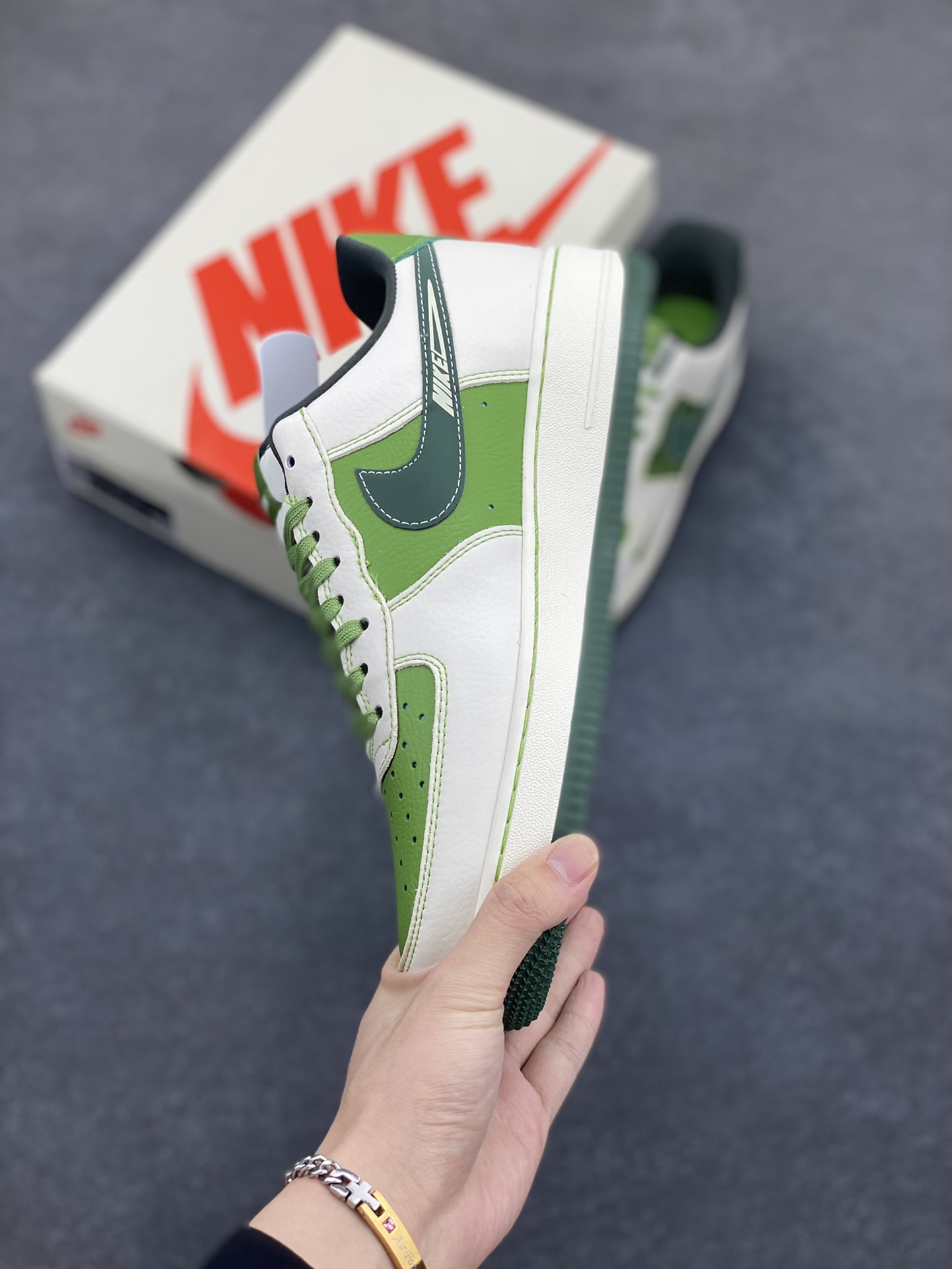 图片[3]-NIke Air Force 1 \’07 Low “LV联名——松石绿”空军一号 低帮 运动鞋 休闲鞋 折边针车 工艺难度大 原楦头原纸板 原装鞋盒 定制五金配件 内置全掌气垫 原厂鞋底 货号：KK1988-086 尺码：36 36.5 37.5 38 38.5 39 40 40.5 41 42 42.5 43 44 44.5 45-选品中心