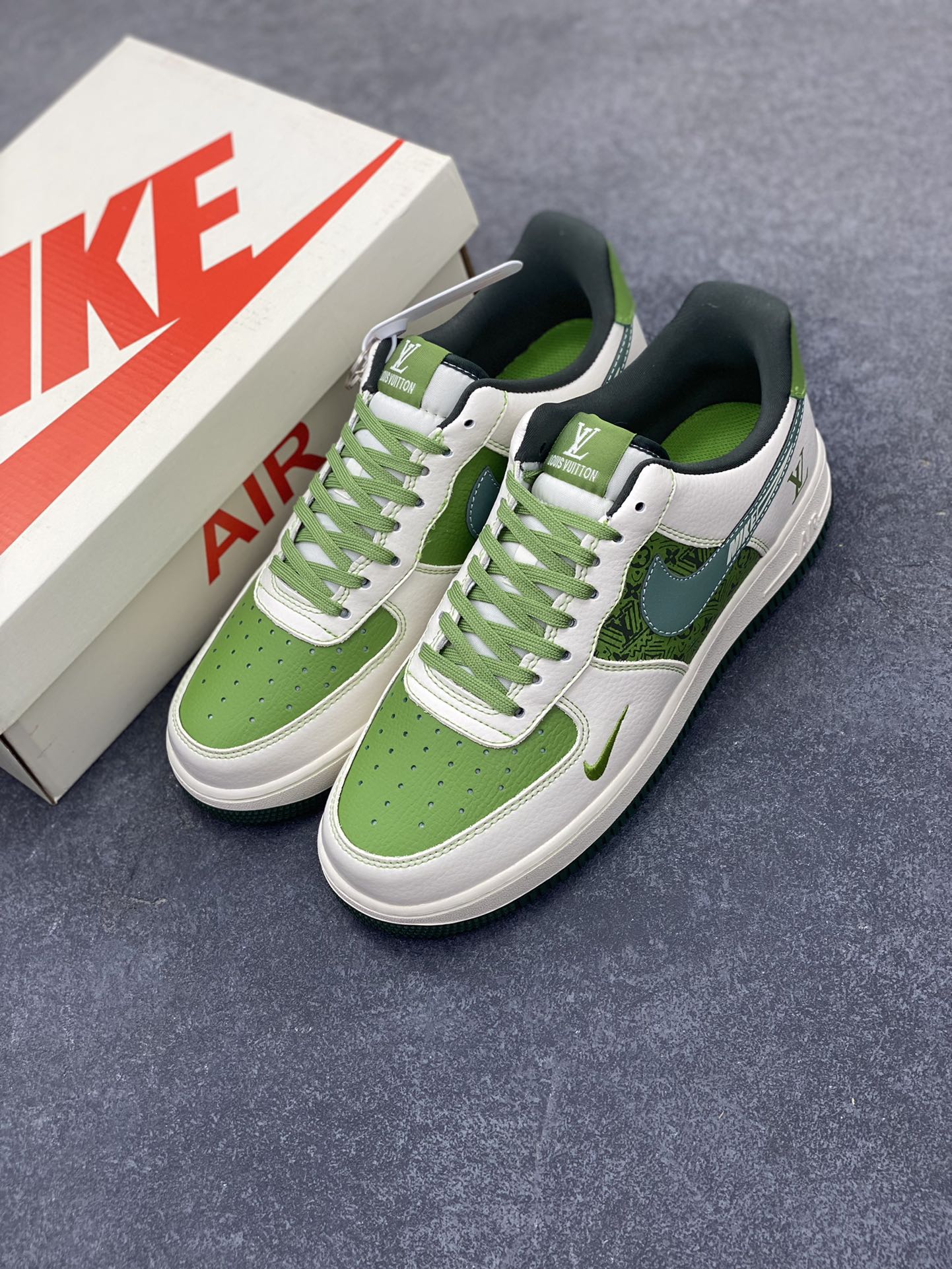 图片[8]-NIke Air Force 1 \’07 Low “LV联名——松石绿”空军一号 低帮 运动鞋 休闲鞋 折边针车 工艺难度大 原楦头原纸板 原装鞋盒 定制五金配件 内置全掌气垫 原厂鞋底 货号：KK1988-086 尺码：36 36.5 37.5 38 38.5 39 40 40.5 41 42 42.5 43 44 44.5 45-选品中心