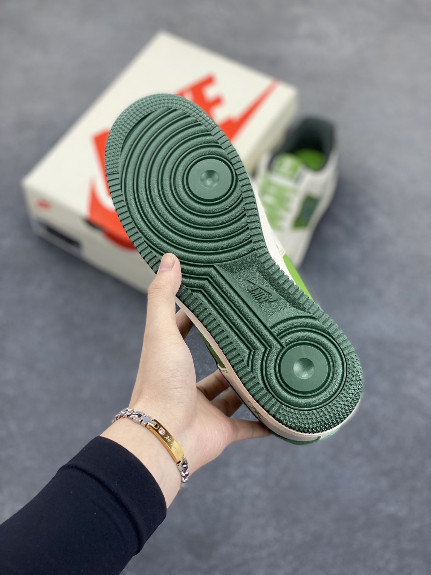 图片[5]-NIke Air Force 1 \’07 Low “LV联名——松石绿”空军一号 低帮 运动鞋 休闲鞋 折边针车 工艺难度大 原楦头原纸板 原装鞋盒 定制五金配件 内置全掌气垫 原厂鞋底 货号：KK1988-086 尺码：36 36.5 37.5 38 38.5 39 40 40.5 41 42 42.5 43 44 44.5 45-选品中心