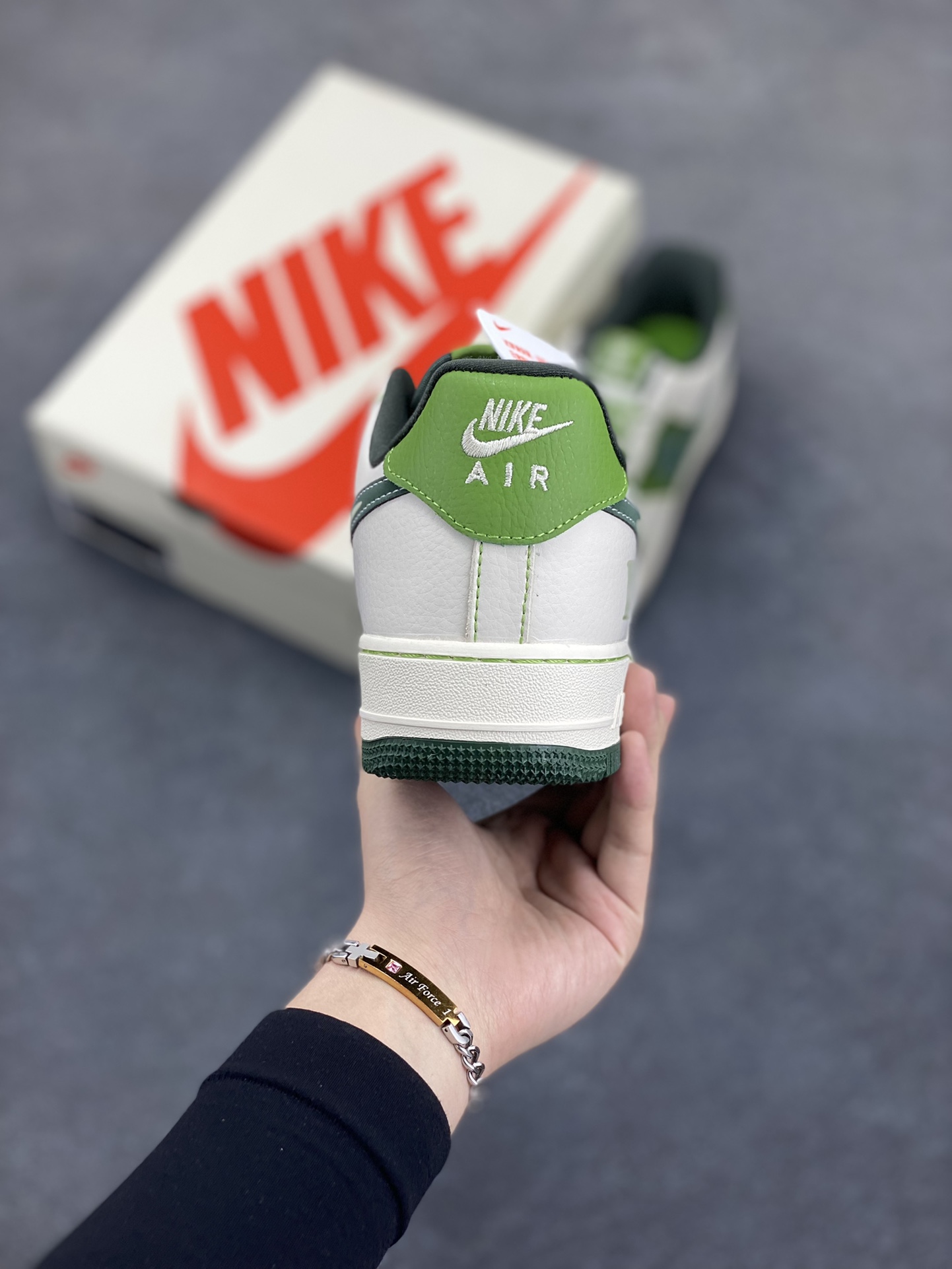 图片[4]-NIke Air Force 1 \’07 Low “LV联名——松石绿”空军一号 低帮 运动鞋 休闲鞋 折边针车 工艺难度大 原楦头原纸板 原装鞋盒 定制五金配件 内置全掌气垫 原厂鞋底 货号：KK1988-086 尺码：36 36.5 37.5 38 38.5 39 40 40.5 41 42 42.5 43 44 44.5 45-选品中心
