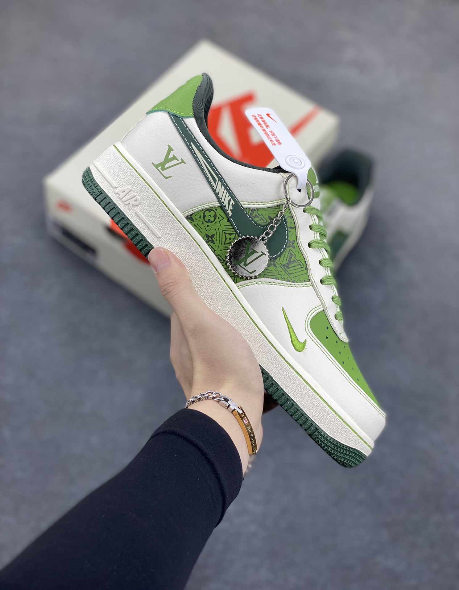 NIke Air Force 1 \’07 Low “LV联名——松石绿”空军一号 低帮 运动鞋 休闲鞋 折边针车 工艺难度大 原楦头原纸板 原装鞋盒 定制五金配件 内置全掌气垫 原厂鞋底 货号：KK1988-086 尺码：36 36.5 37.5 38 38.5 39 40 40.5 41 42 42.5 43 44 44.5 45-选品中心