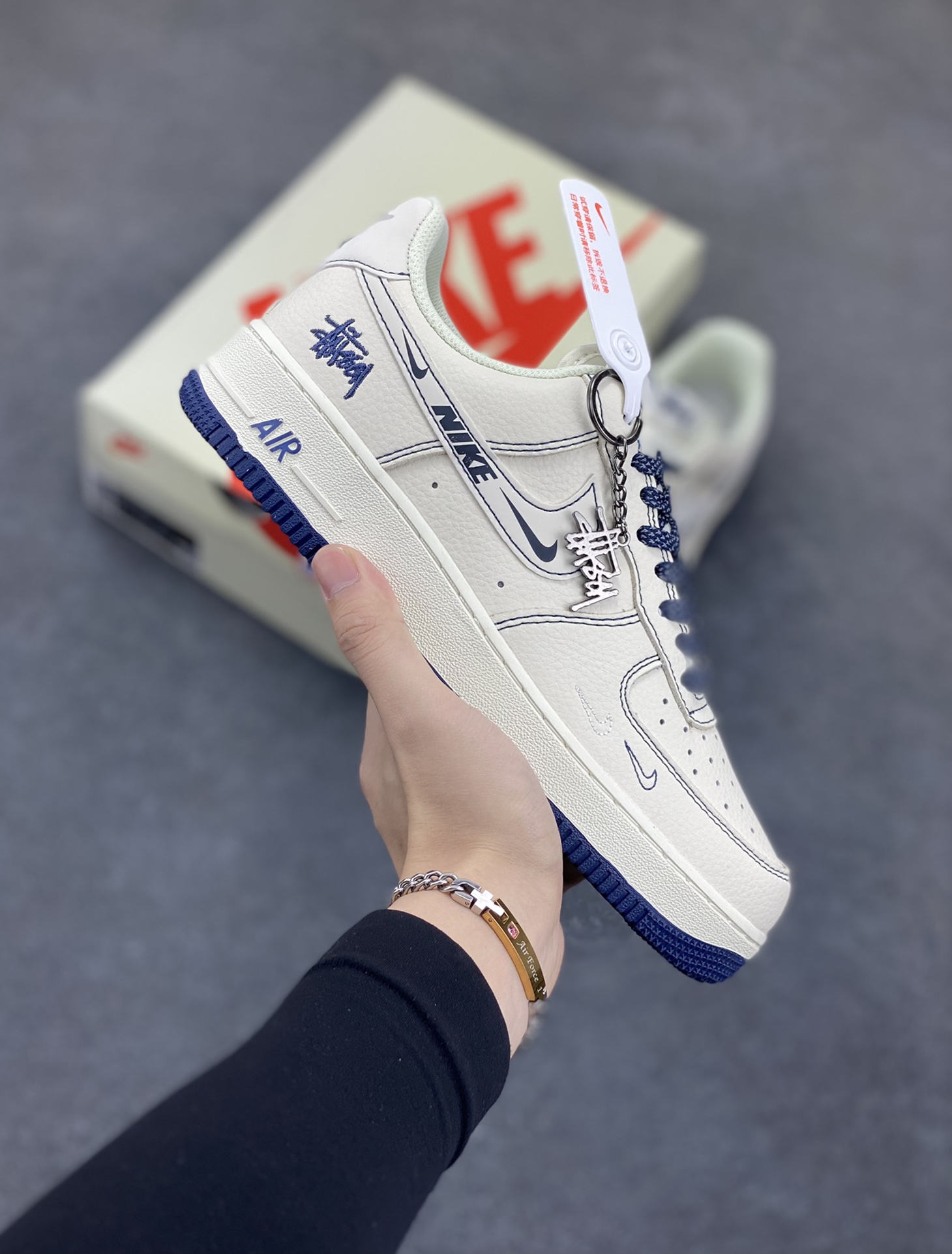 Nike Air Force 1 Low 空军一号低帮百搭休闲运动板鞋。柔软、弹性十足的缓震性能和出色的中底设计，横跨复古与现代的外型结合，造就出风靡全球三十多年的Force 1，直到今天还深受青睐。 货号：HH7518-063 尺码：36 36.5 37.5 38 38.5 39 40 40.5 41 42 42.5 43 44 44.5 45-选品中心