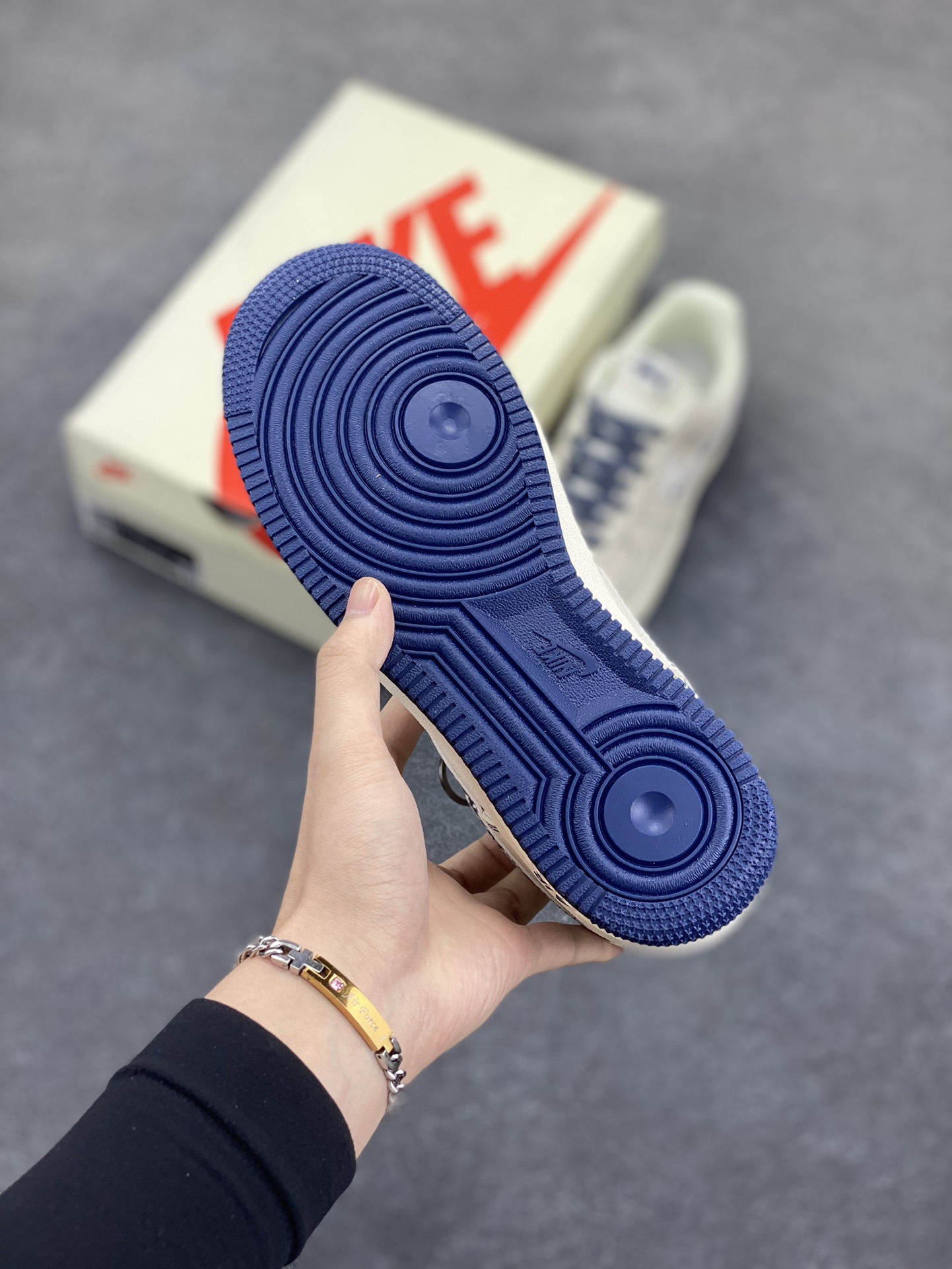 图片[5]-Nike Air Force 1 Low 空军一号低帮百搭休闲运动板鞋。柔软、弹性十足的缓震性能和出色的中底设计，横跨复古与现代的外型结合，造就出风靡全球三十多年的Force 1，直到今天还深受青睐。 货号：HH7518-063 尺码：36 36.5 37.5 38 38.5 39 40 40.5 41 42 42.5 43 44 44.5 45-选品中心