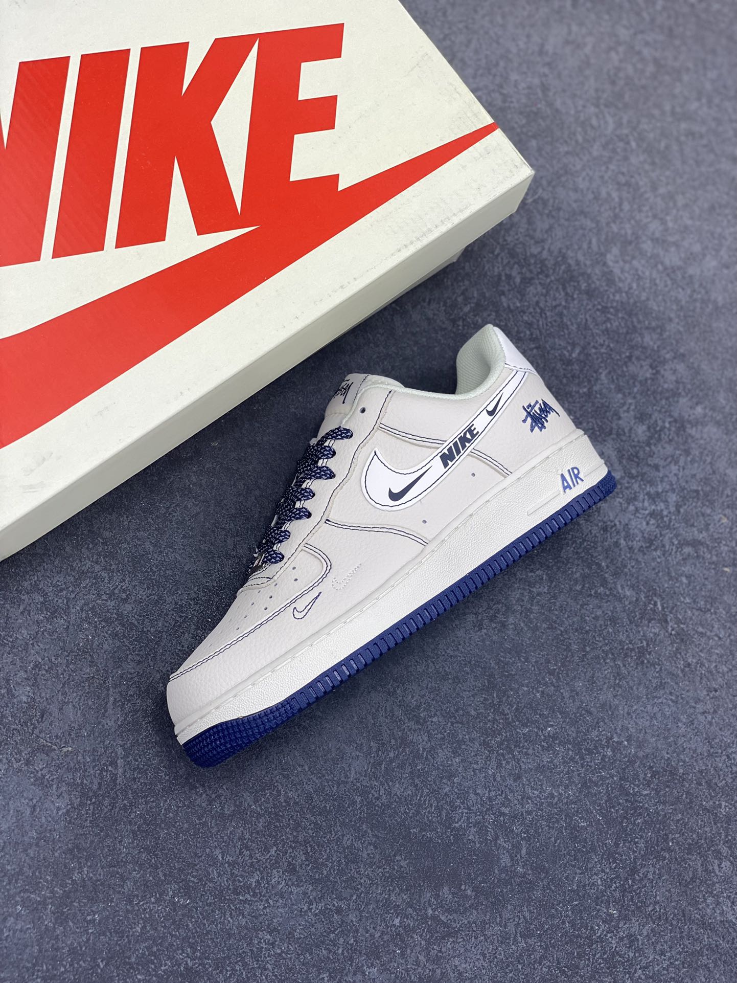 图片[7]-Nike Air Force 1 Low 空军一号低帮百搭休闲运动板鞋。柔软、弹性十足的缓震性能和出色的中底设计，横跨复古与现代的外型结合，造就出风靡全球三十多年的Force 1，直到今天还深受青睐。 货号：HH7518-063 尺码：36 36.5 37.5 38 38.5 39 40 40.5 41 42 42.5 43 44 44.5 45-选品中心
