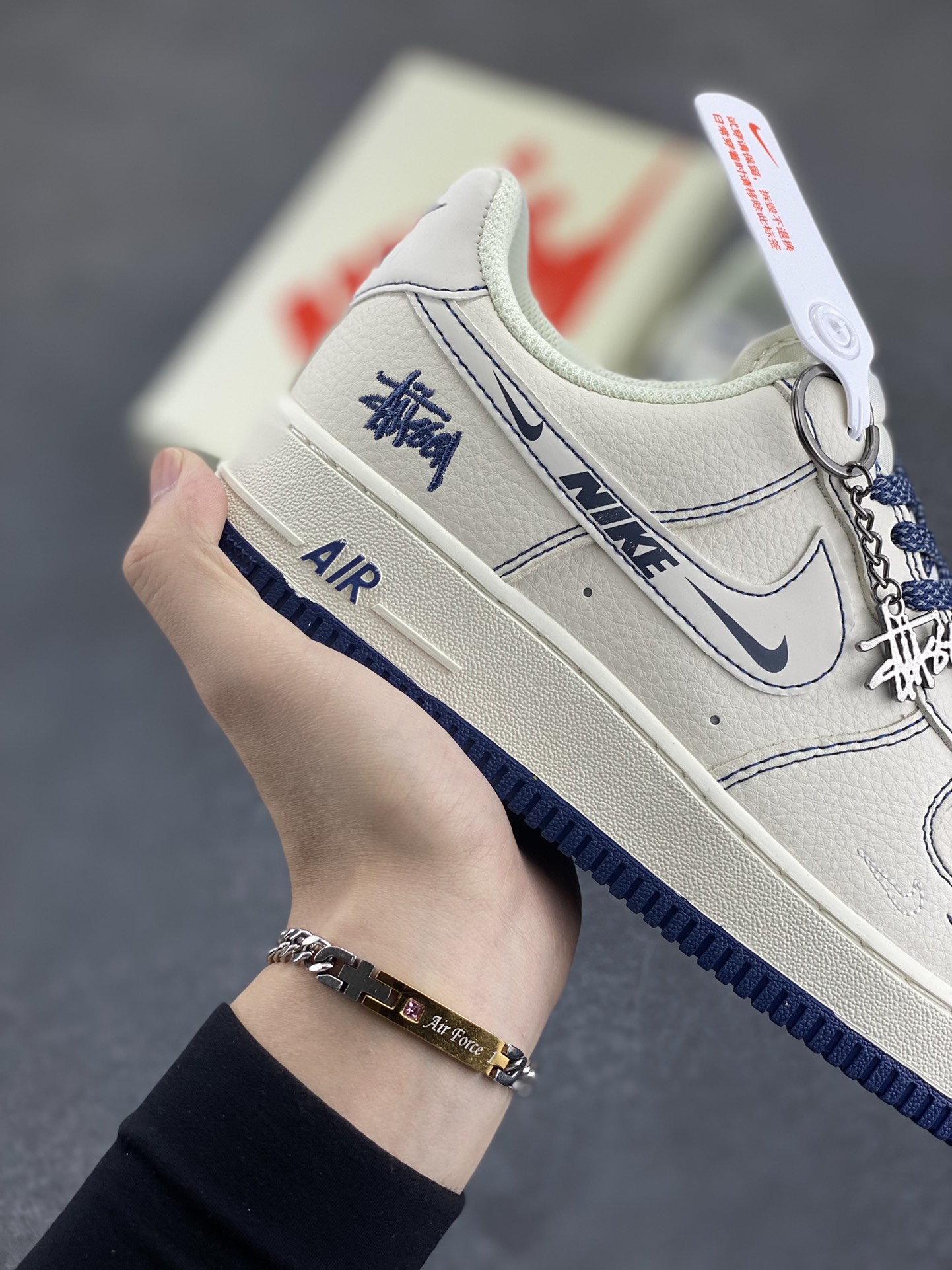 图片[6]-Nike Air Force 1 Low 空军一号低帮百搭休闲运动板鞋。柔软、弹性十足的缓震性能和出色的中底设计，横跨复古与现代的外型结合，造就出风靡全球三十多年的Force 1，直到今天还深受青睐。 货号：HH7518-063 尺码：36 36.5 37.5 38 38.5 39 40 40.5 41 42 42.5 43 44 44.5 45-选品中心