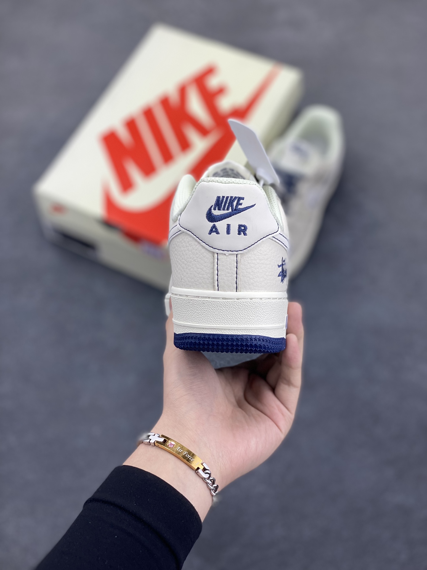 图片[4]-Nike Air Force 1 Low 空军一号低帮百搭休闲运动板鞋。柔软、弹性十足的缓震性能和出色的中底设计，横跨复古与现代的外型结合，造就出风靡全球三十多年的Force 1，直到今天还深受青睐。 货号：HH7518-063 尺码：36 36.5 37.5 38 38.5 39 40 40.5 41 42 42.5 43 44 44.5 45-选品中心