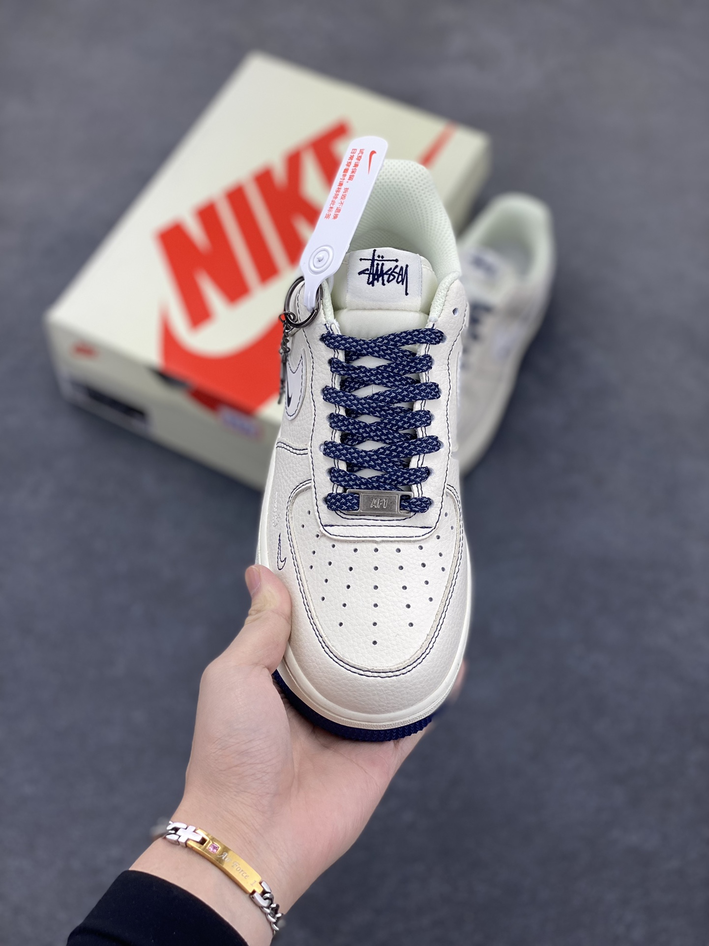 图片[2]-Nike Air Force 1 Low 空军一号低帮百搭休闲运动板鞋。柔软、弹性十足的缓震性能和出色的中底设计，横跨复古与现代的外型结合，造就出风靡全球三十多年的Force 1，直到今天还深受青睐。 货号：HH7518-063 尺码：36 36.5 37.5 38 38.5 39 40 40.5 41 42 42.5 43 44 44.5 45-选品中心